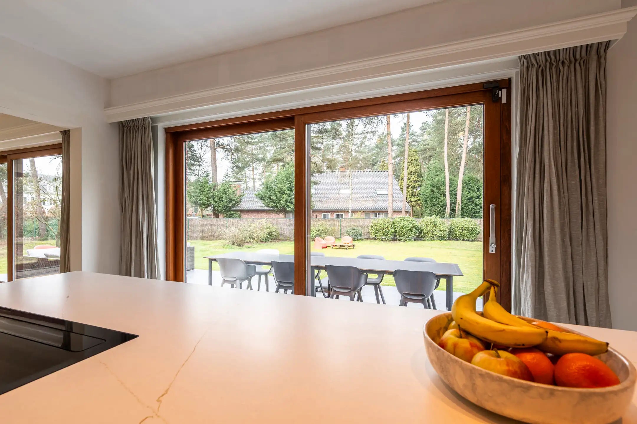 Ruime, recent gerenoveerde villa met 5 slpks op 2.430 m² foto 8