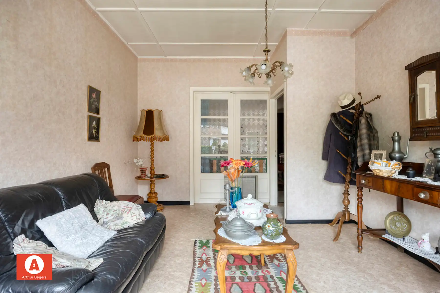 Ruime te renoveren woning met 4 slaapkamers foto 3