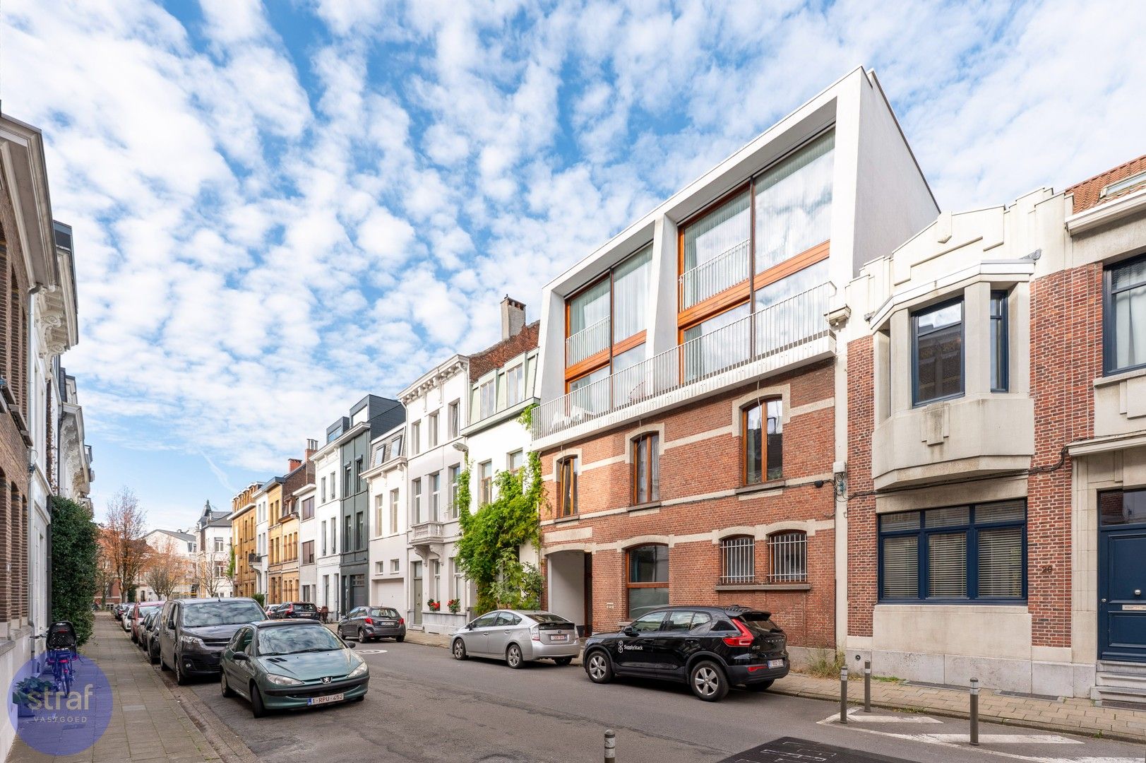 Moderne loft met open leefruimte en gezellige stadstuin in Berchem foto 20