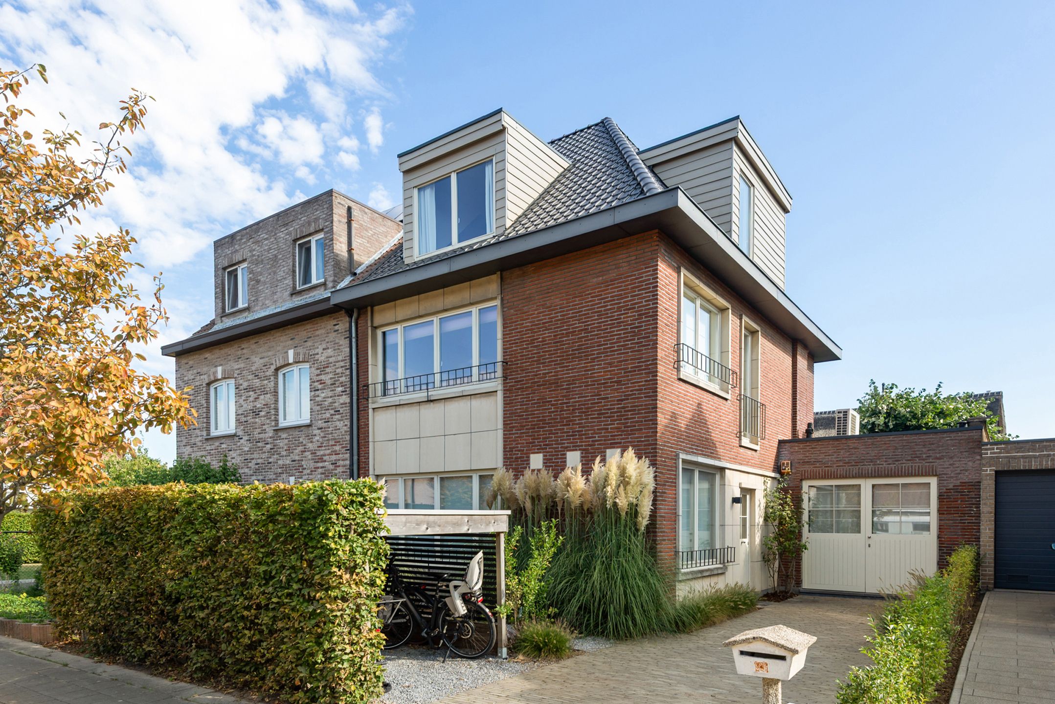 Mooie en ruime  halfopen woning op toplocatie foto {{pictureIndex}}
