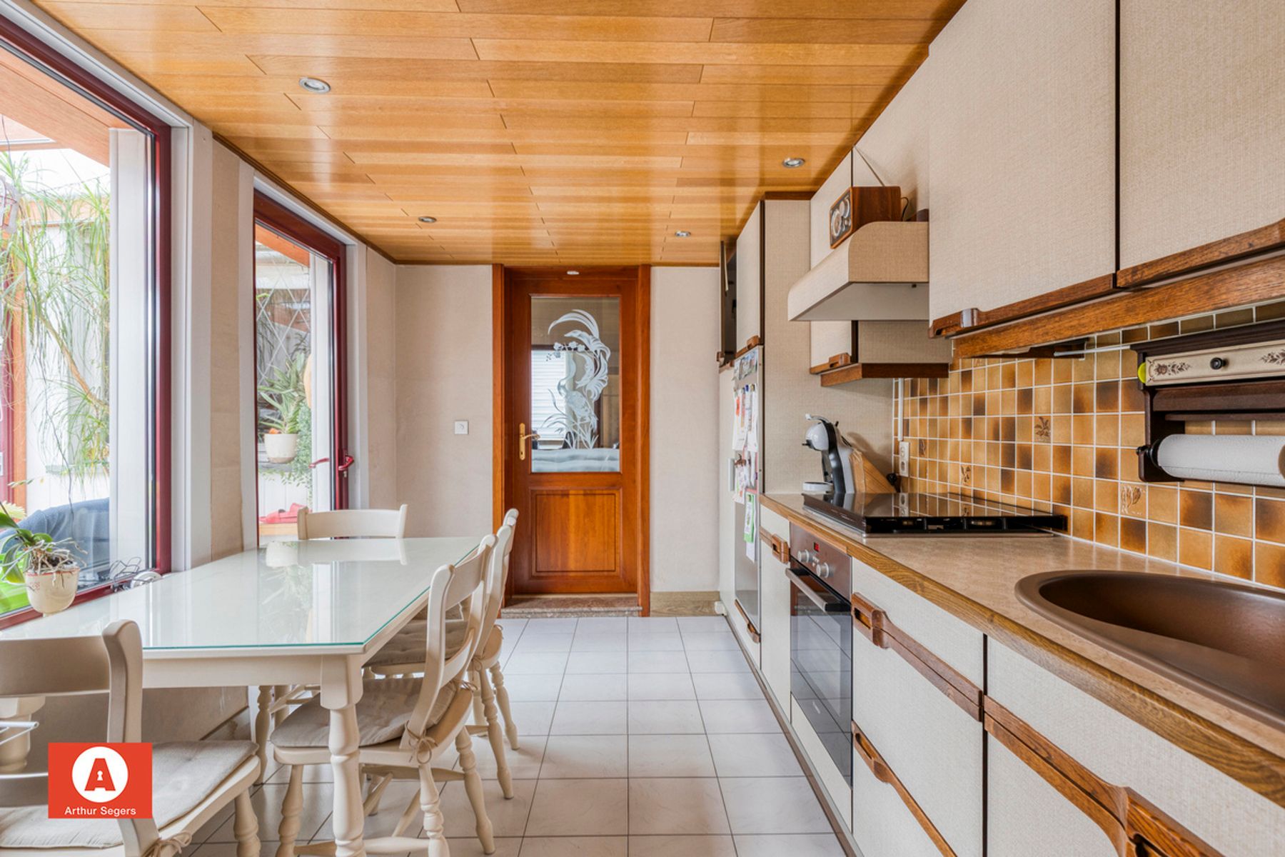 Verzorgde half-open bebouwing met oprit. foto 11