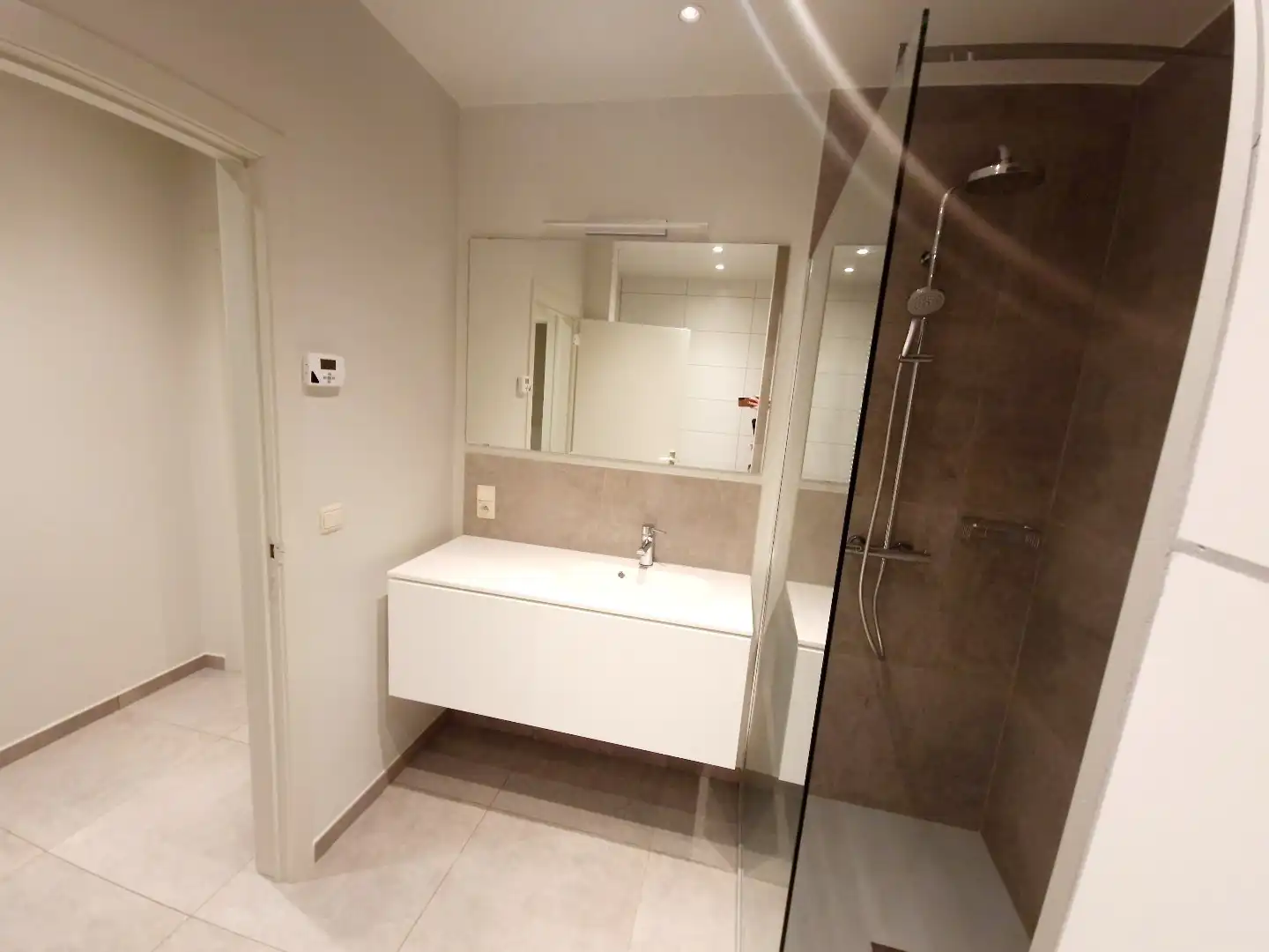 ZEER RUIM TWEE SLAAPKAMER APPARTEMENT OP HET GELIJKVLOERS foto 6