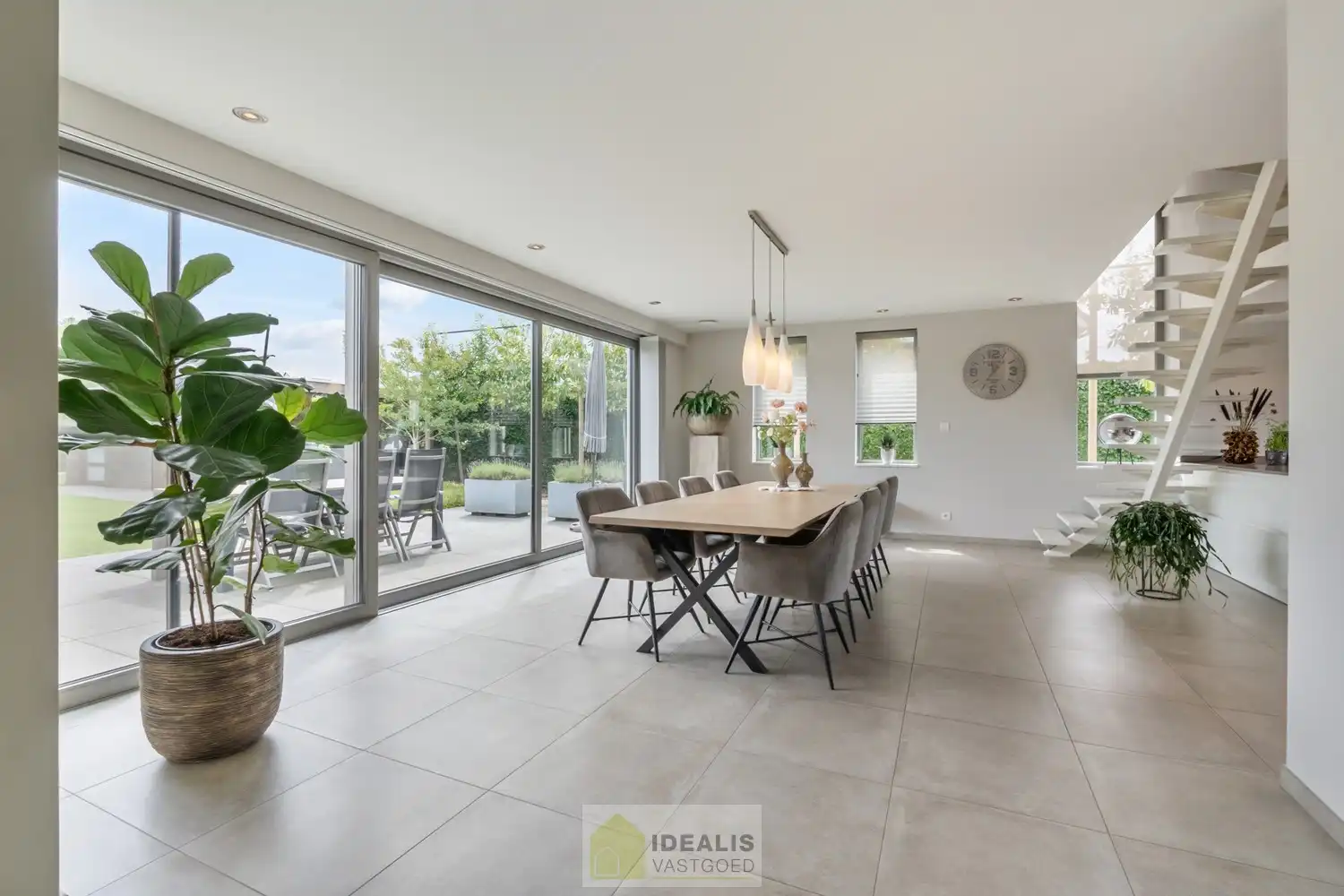 IDEALIS VASTGOED – ROYALE, INSTAPKLARE EN PERFECT ONDERHOUDEN GEZINSWONING DEWELKE OP EEN ELEGANTE MANIER WERD AANGEPAST AAN MINDERVALIDEN OP EEN RUIM EN RUSTIG PERCEEL VAN 11A 55CA foto 5