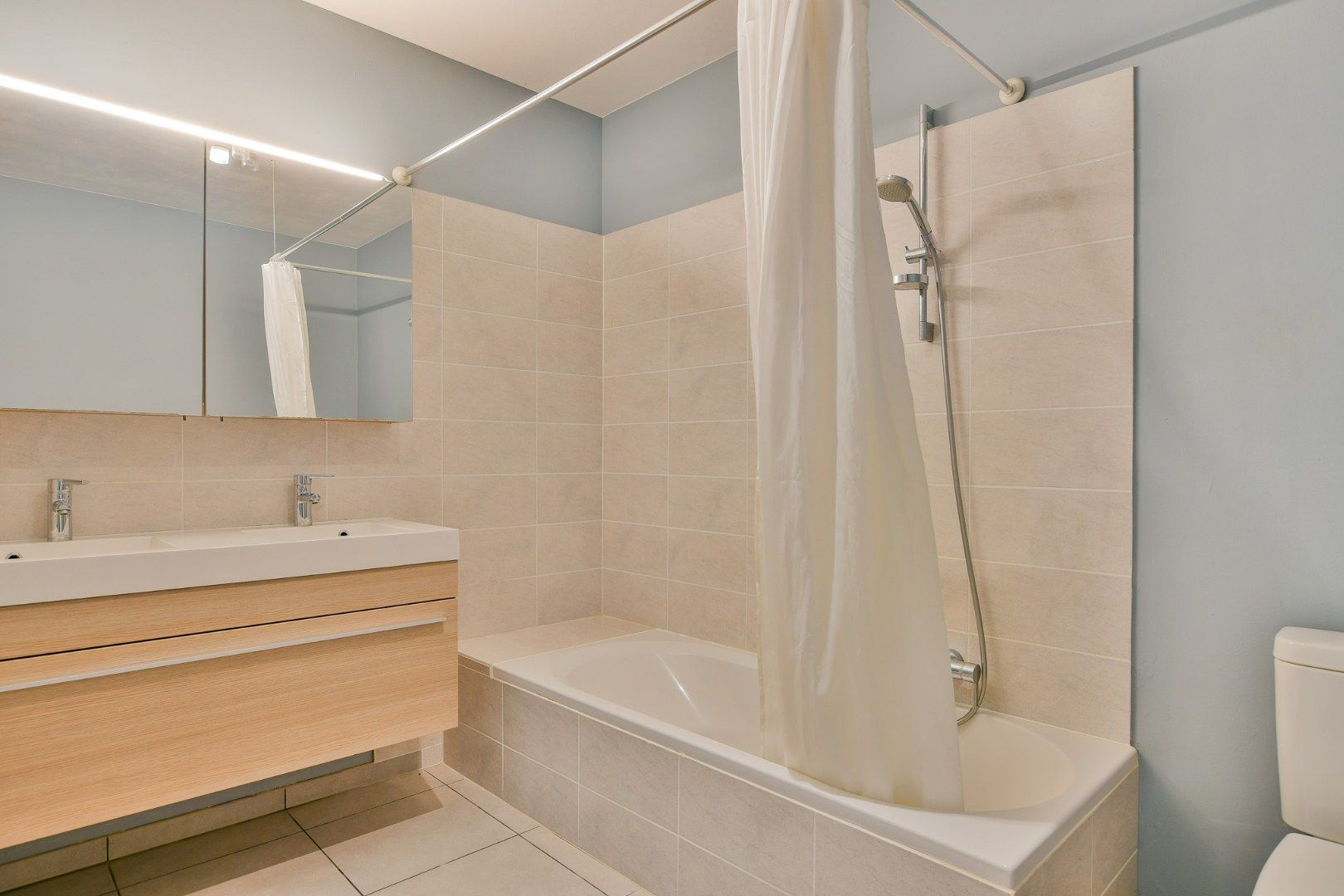 Ruim gelijkvloers appartement (118 m²) in hartje Jabbeke! foto 4