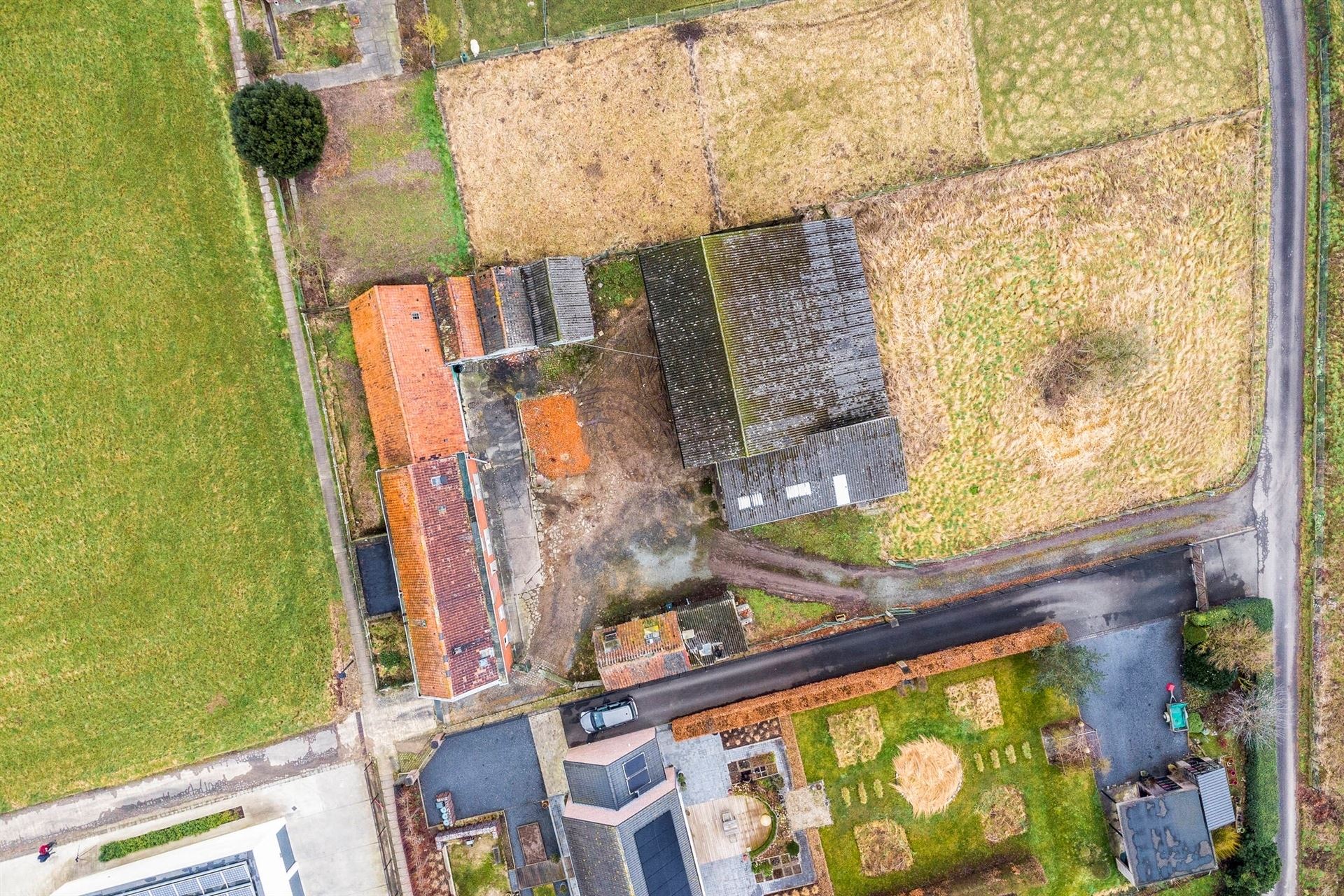 Boerderij met loods en enkele stallingen foto 4
