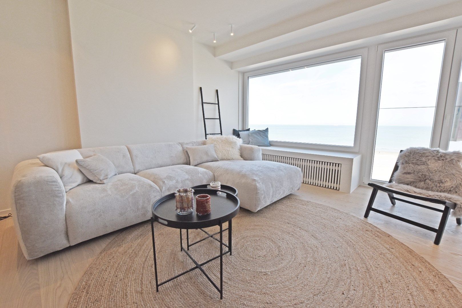 Volledig gerenoveerd en gemeubeld appartement met frontaal zeezicht!  foto {{pictureIndex}}