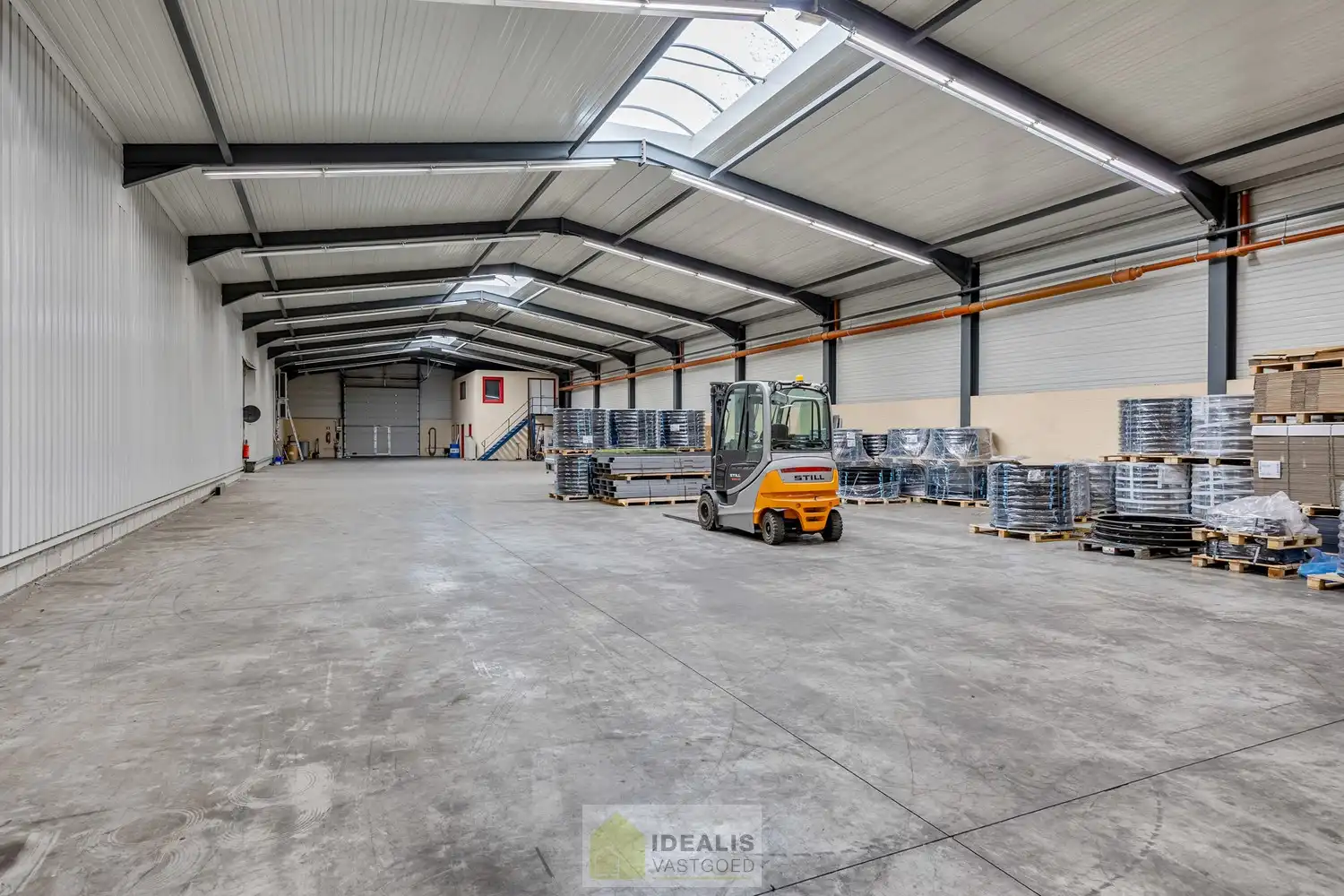 IDEALIS VASTGOED – Industrieel bedrijfsgebouw van maar liefst +-5000m² bruikbare oppervlakte, bestaande uit bedrijfshallen, kantoor- en vergaderruimtes en een appartement met een centrale ligging op industrieterrein Genk Zuid op een perceel van 10.326m² (1,03 hectare). foto 33