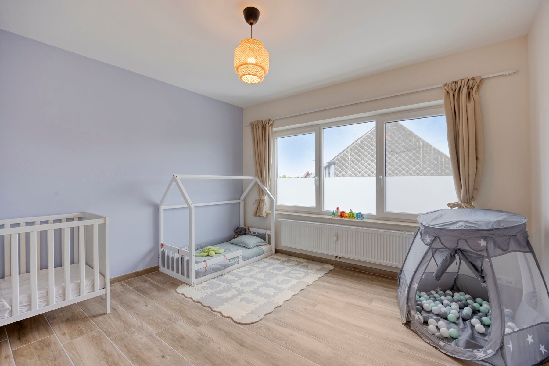 Ruim gerenoveerd 3-slaapkamer appartement op toplocatie !!! foto 13