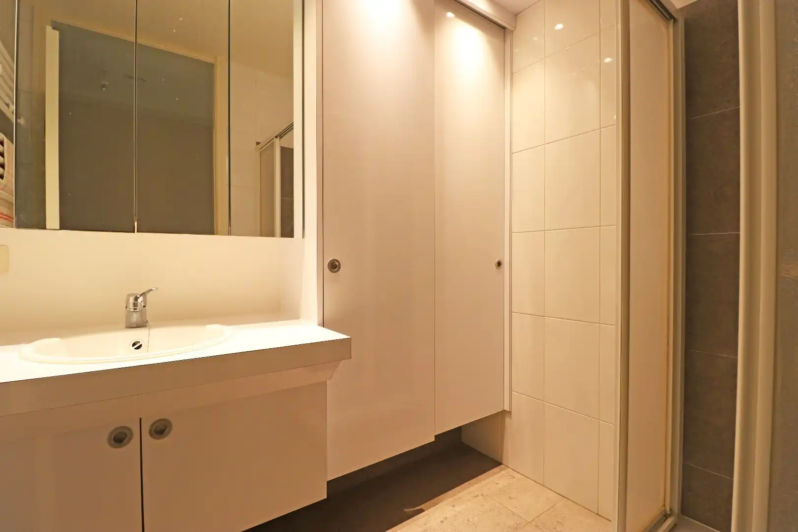 Gerenoveerd appartement met carport foto 10