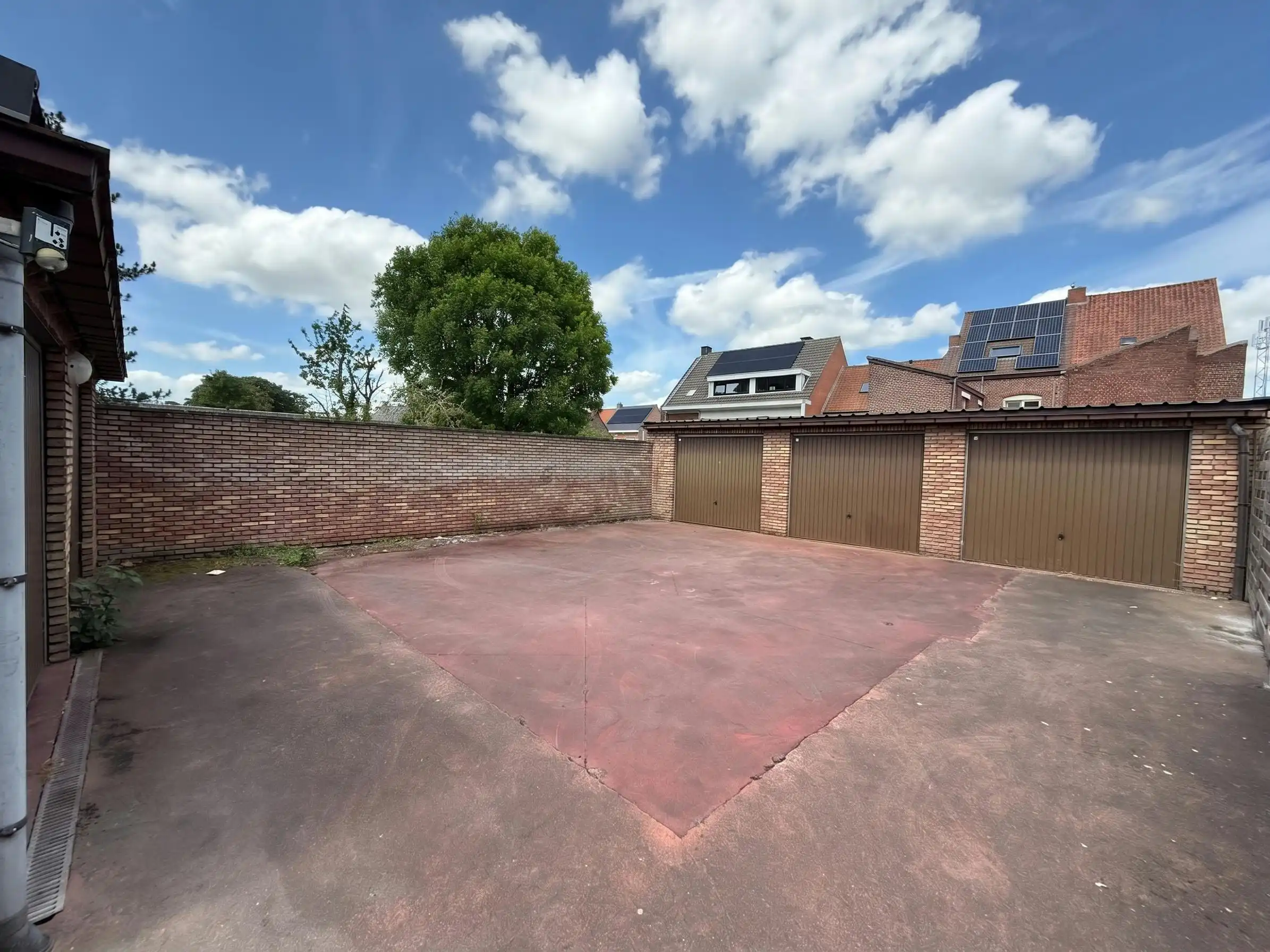 Garagecomplex met 5 garages te koop in Elverdinge foto 2