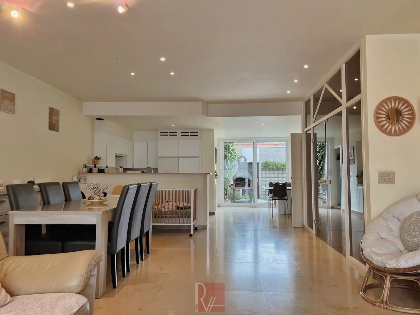 Gelijkvloers appartement foto {{pictureIndex}}