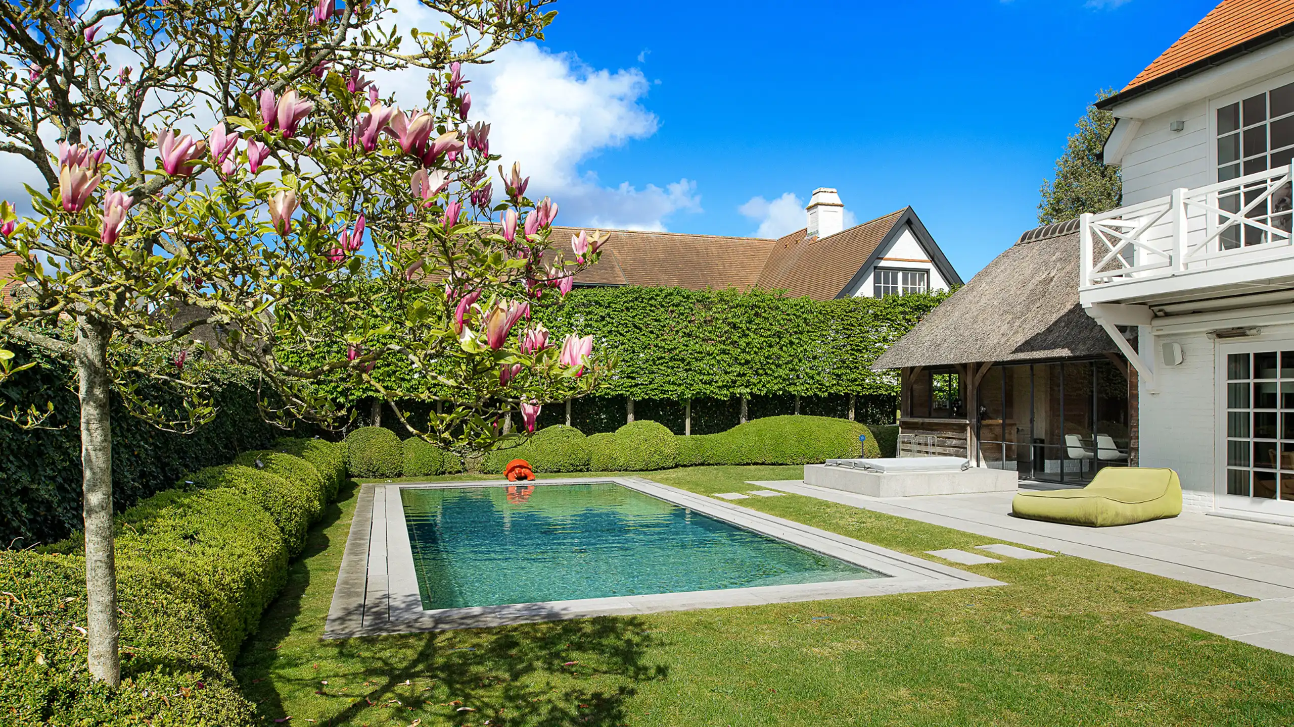Exclusieve villa met zwembad op een residentiële topligging foto 2
