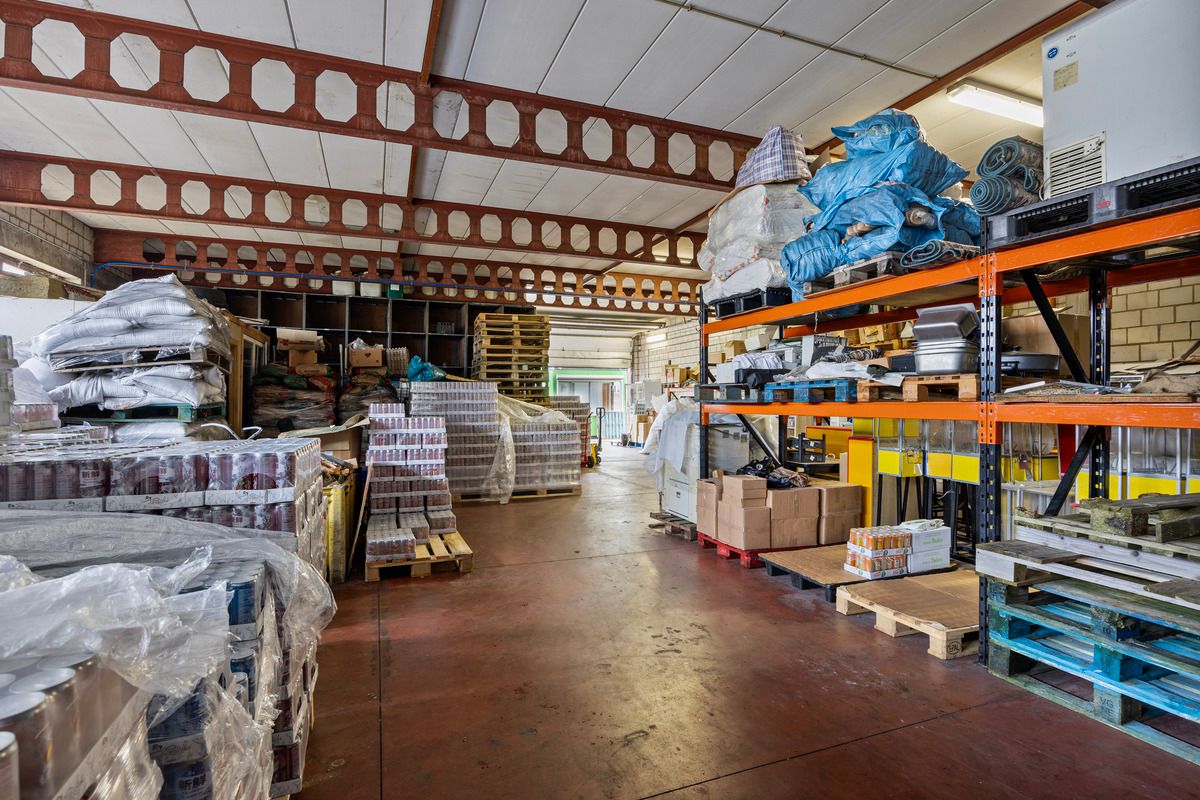 Ruime gelijkvloerse woning met bedrijfshal foto 32