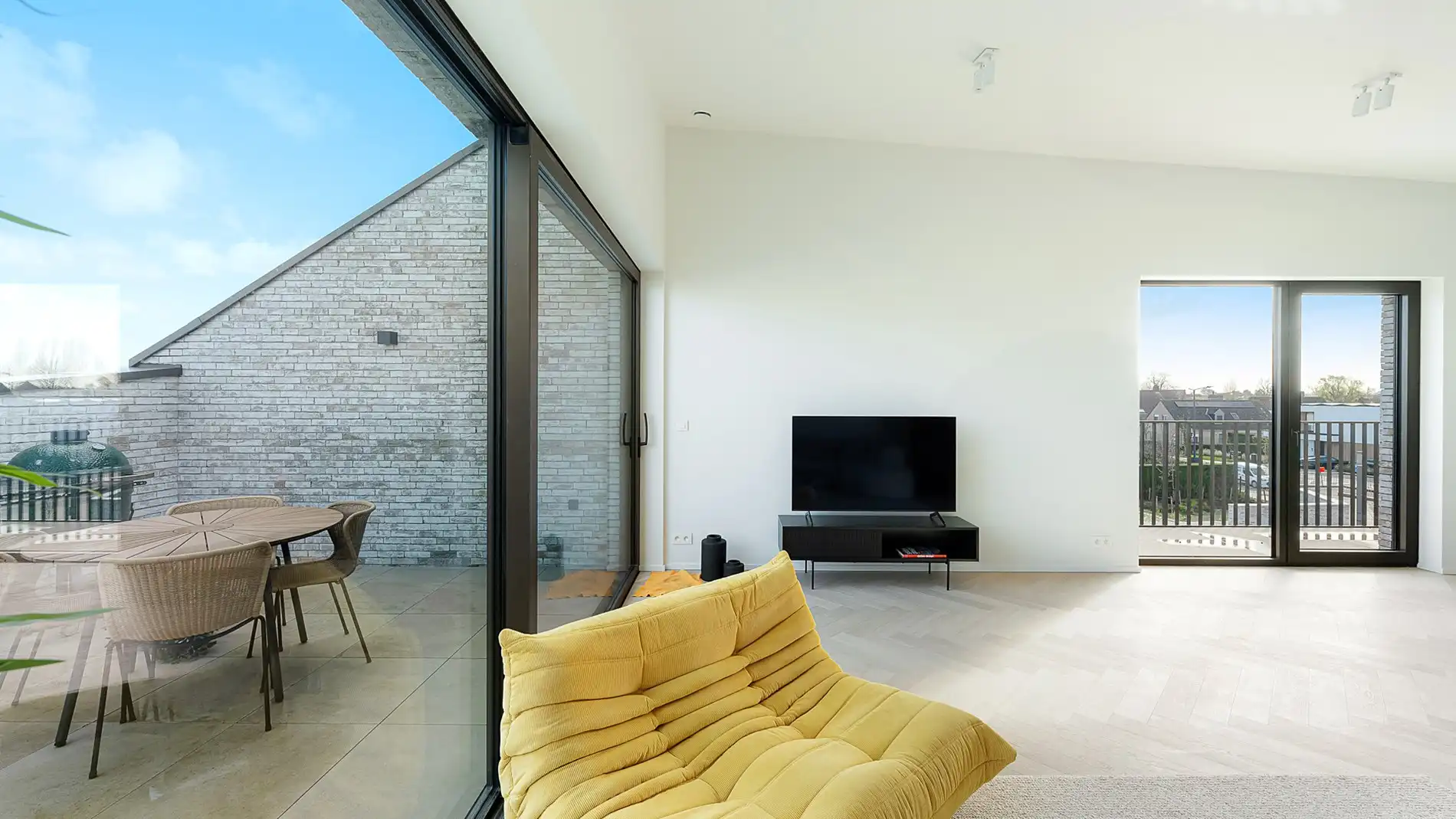 Exclusief verblijf met lift, terrassen en uitzonderlijke volumes in een groene-autovrije verkaveling te Knokke. foto 9