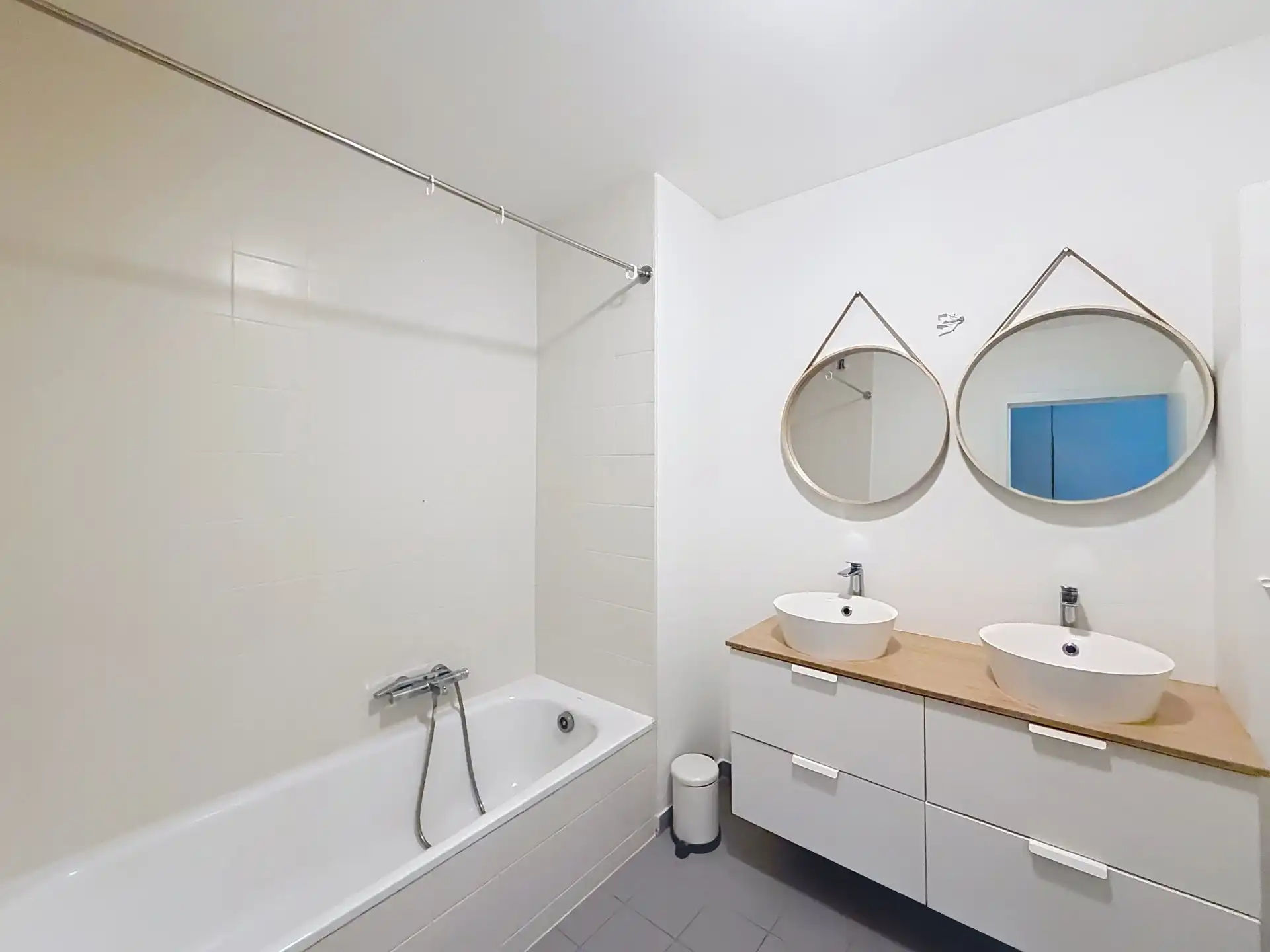 Gerenoveerd appartement met 2 slaapkamers + parkeerplaats foto 9