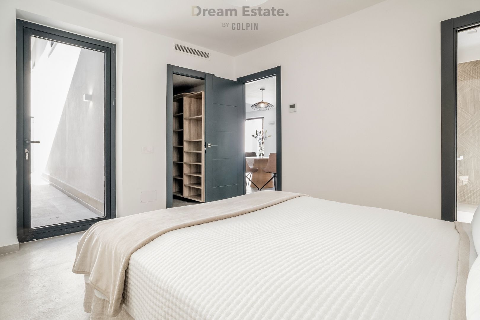 Een moderne familie villa te El Paraiso, Benahavis, New Golden Mile foto 31