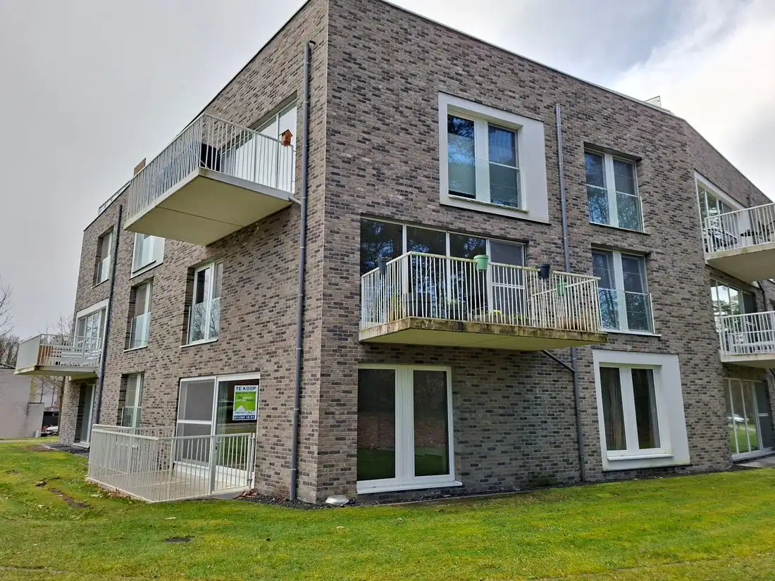 Modern en stijlvol gelijkvloers appartement net buiten Genk centrum foto 3