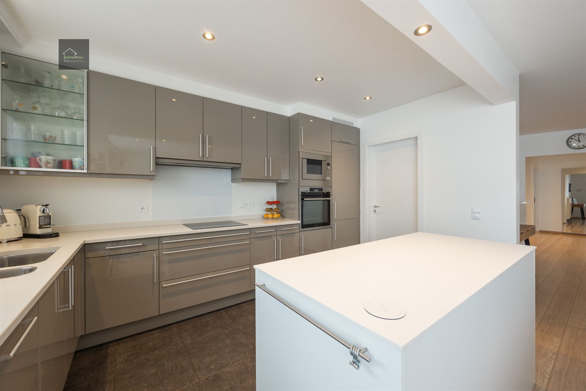 Ruim instapklaar appartement met garage en staanplaats foto 6