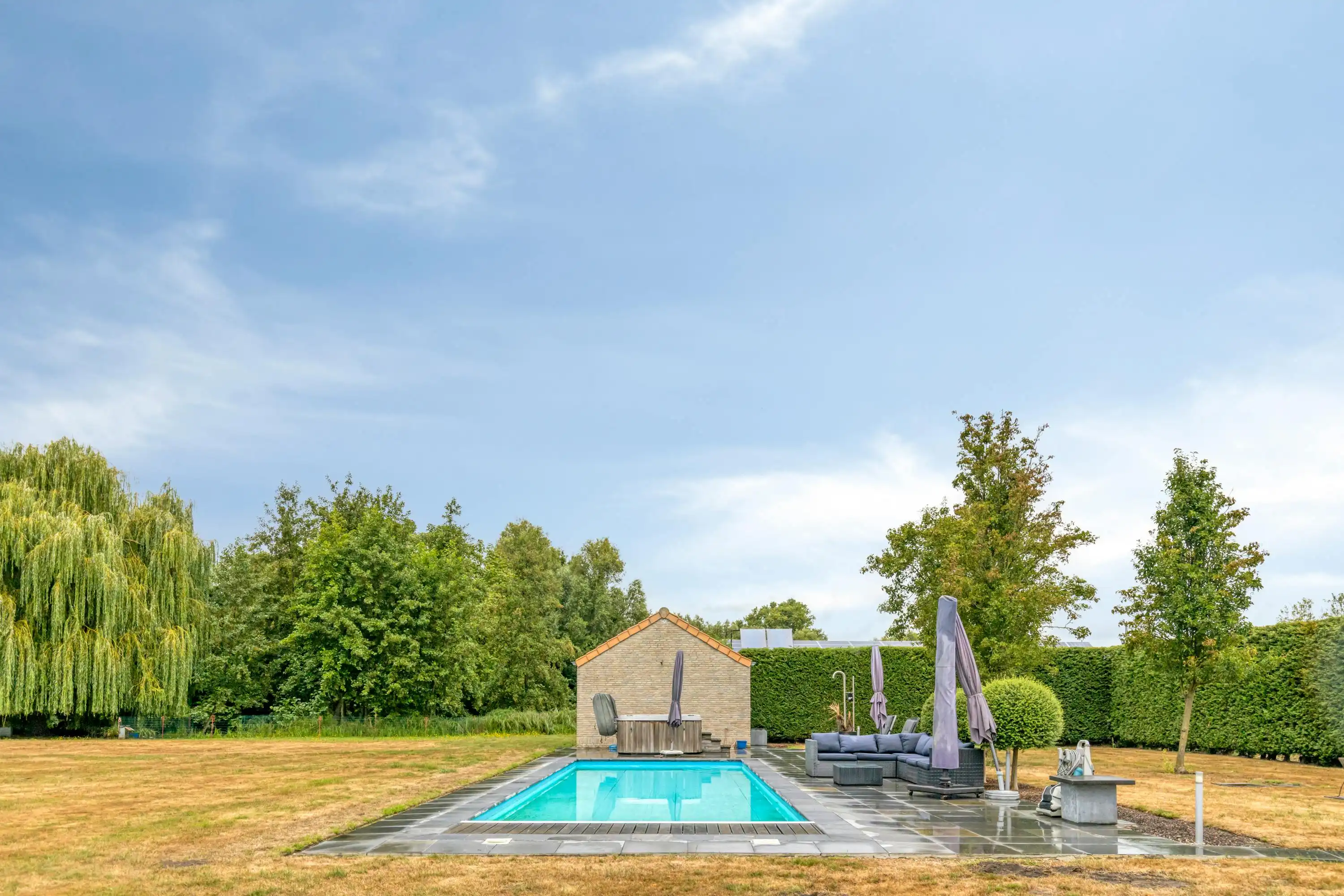Huis met magazijn op een rustige locatie in Zwevezele foto 17