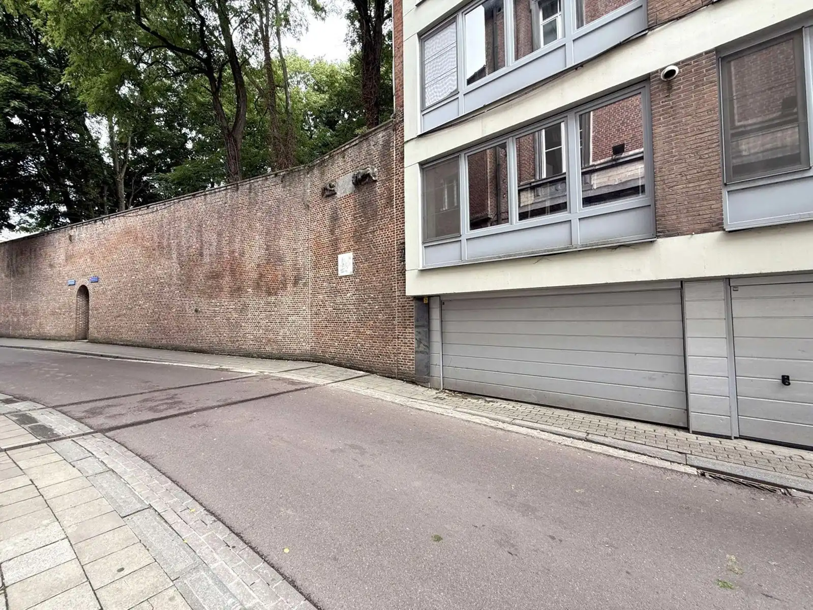 Ruime garage te koop op toplocatie in het hart van Leuven foto {{pictureIndex}}