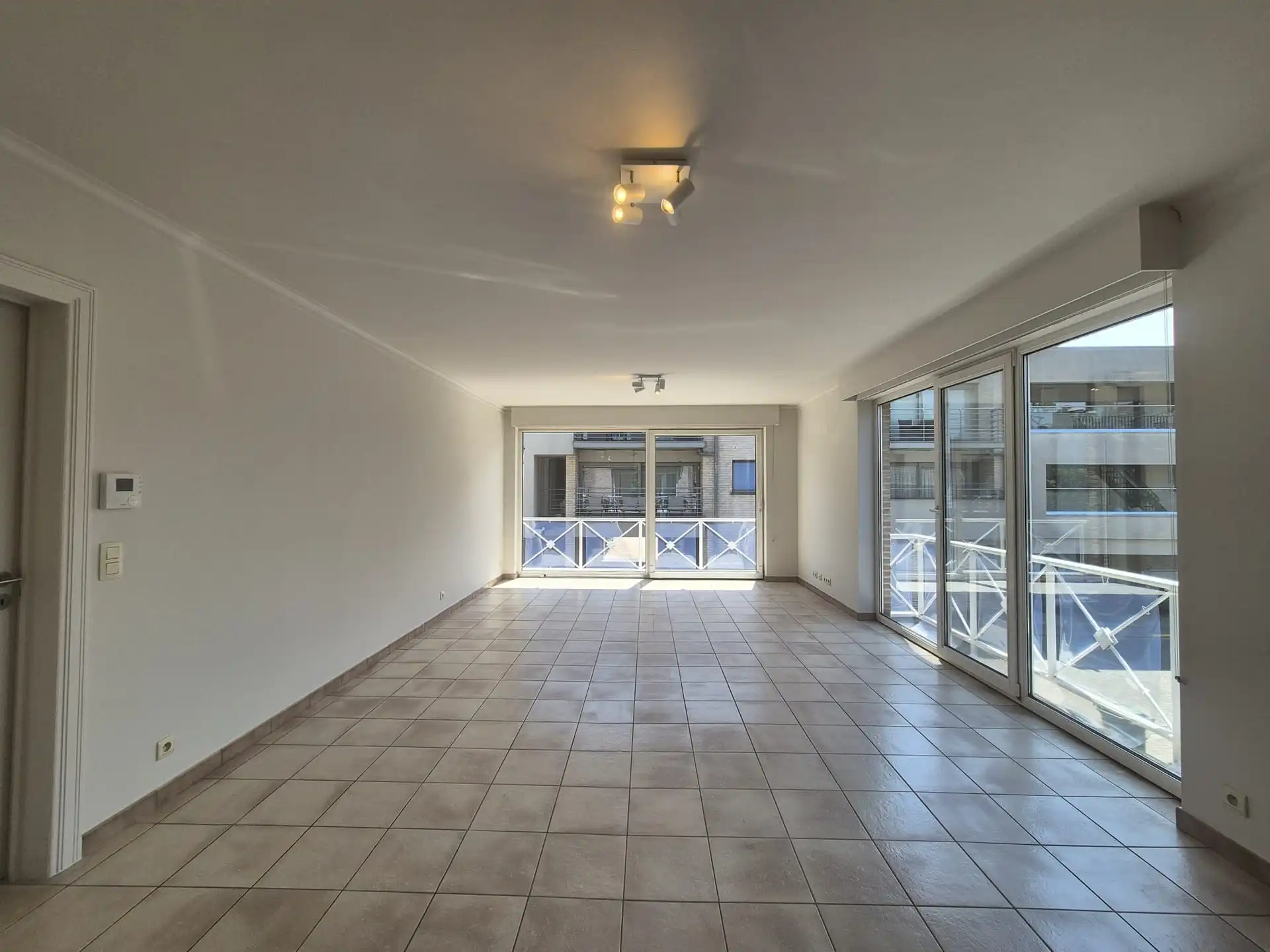 Ruim appartement met 2 slaapkamers, groot terras en garage foto 6