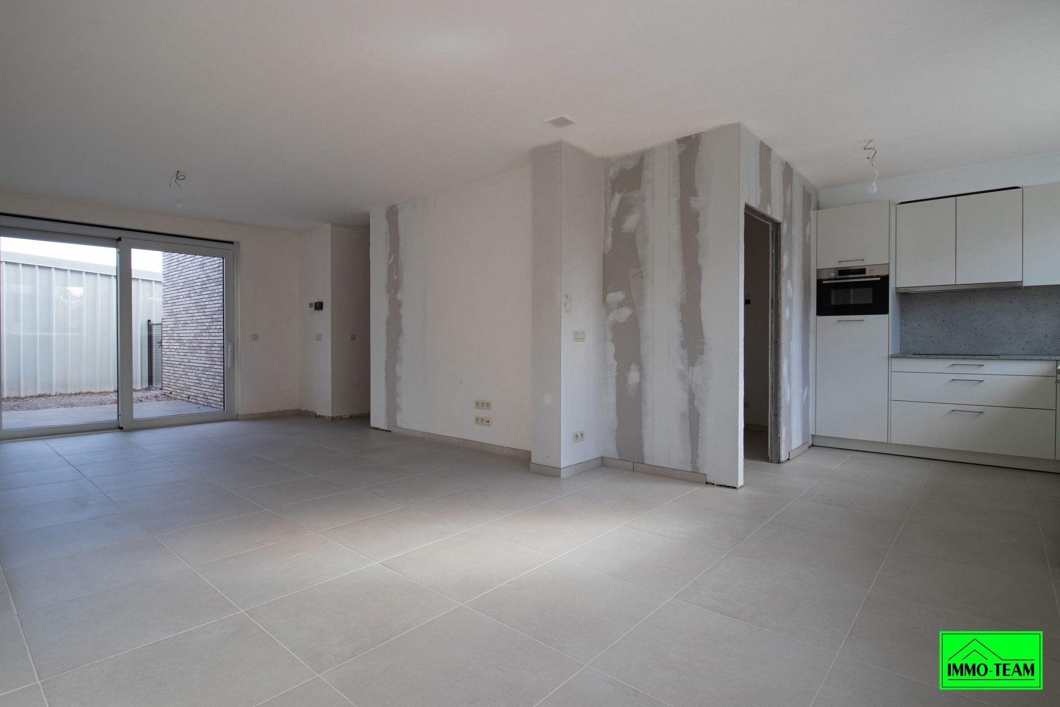 Nieuwbouw gelijkvloers appartement met terras en garage.  foto 9