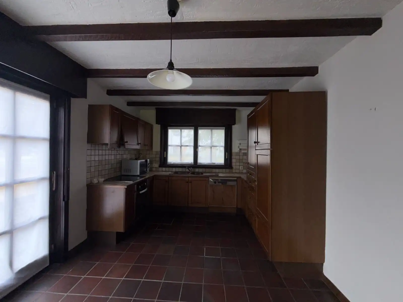 Ruime woning met 4 slaapkamers, garage en tuin foto 6