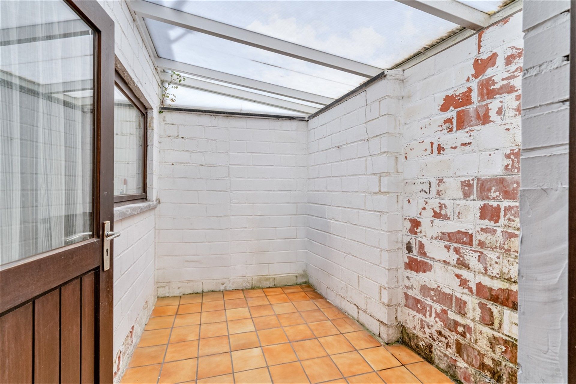 Knusse woning met twee slaapkamers en koer foto 14
