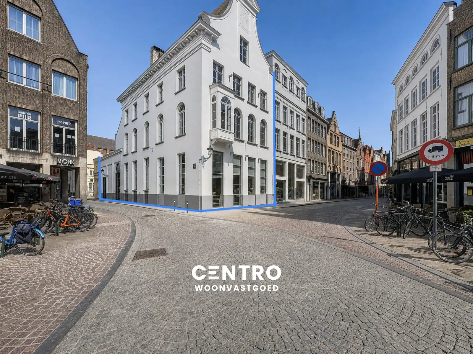 Hoofdfoto van de publicatie: Authentiek & volledig gerenoveerd (°2000) hoekpand (5 verdiepingen, lift aanwezig) in het historisch en toeristisch centrum, met 3 private parkeerplaatsen op het terrein.
