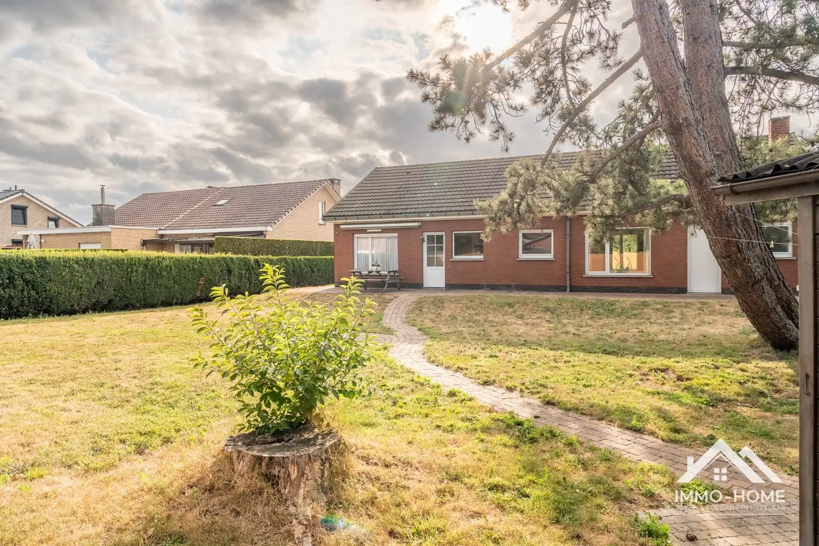 Vrijstaande bungalow met een ruime grond op een topligging!  foto 6