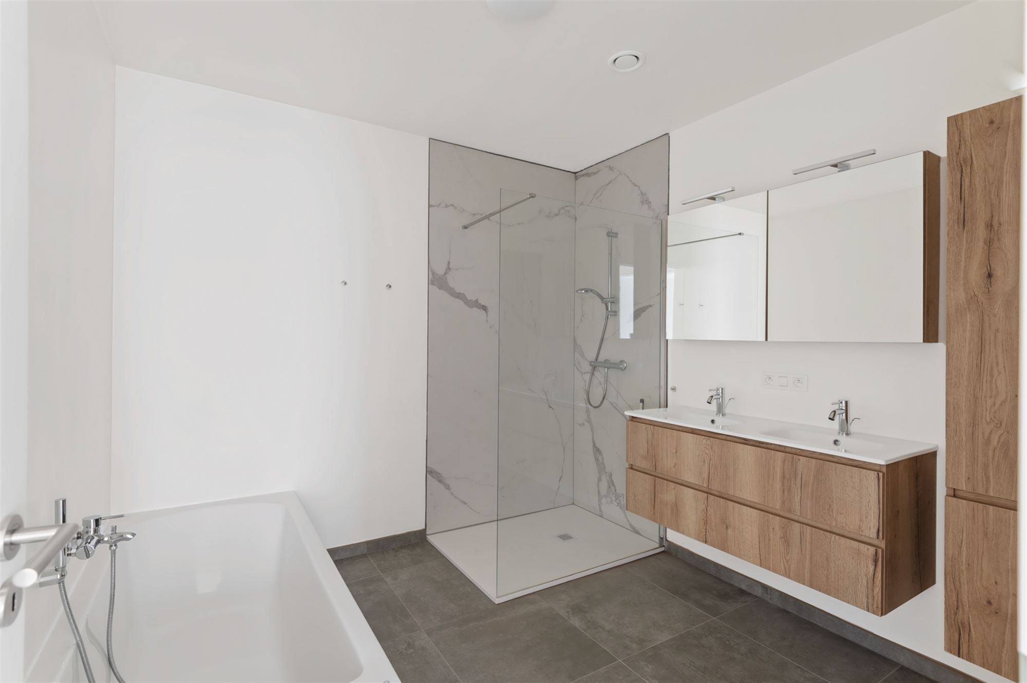 Ruim dakappartement met knap terras, in het landelijke dorpscentrum van Grasheide. foto 8