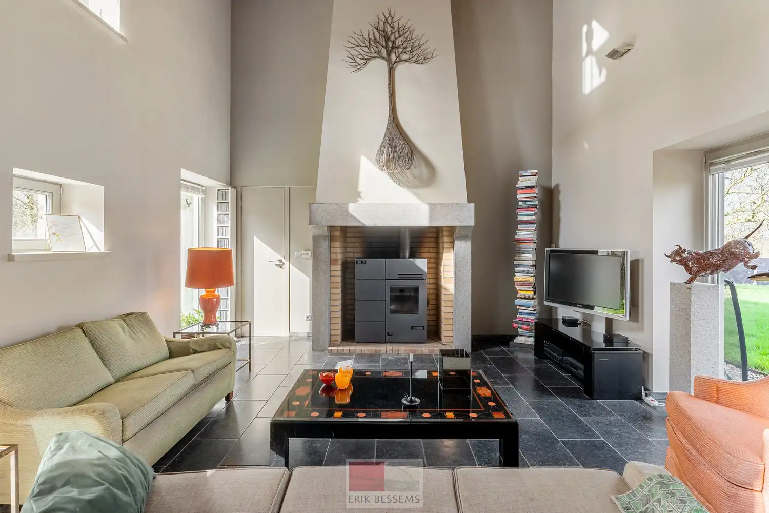 Een zeer karaktervol woonerf van maar liefst 3996 m² met bijzondere uitstraling, bestaande uit een prachtige hoofdwoning (voormalige schuur en stallen) en een charmant vakwerkhuis. foto 16