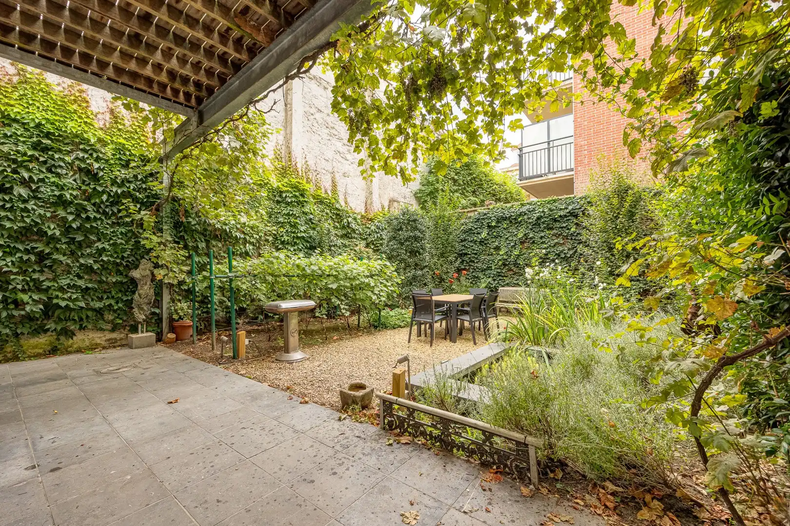 TRAPGEVELWONING MET TUIN foto 3