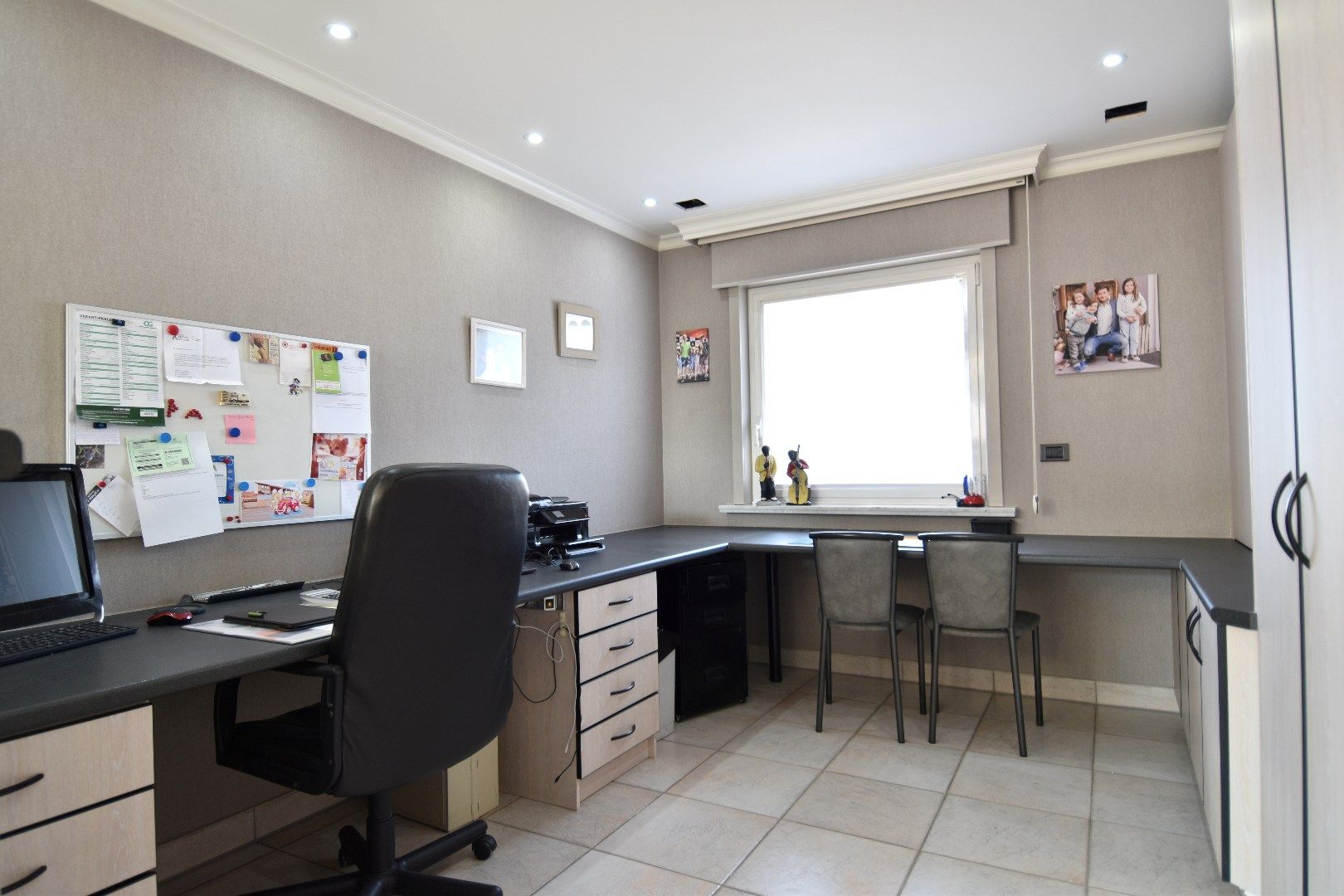 Instapklare villa met 5 slaapkamers én grote handelsruimte te koop in Gullegem foto 9