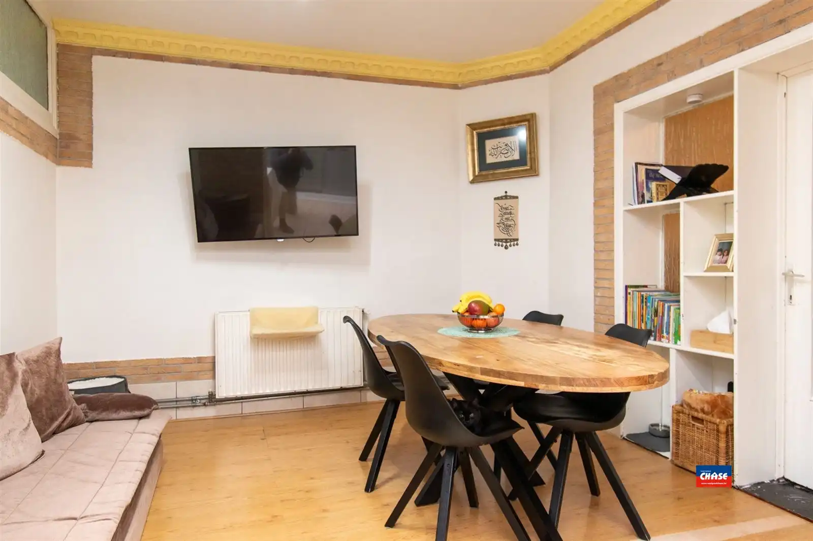 Woonhuis met tien slaapkamers en hangaar foto 8