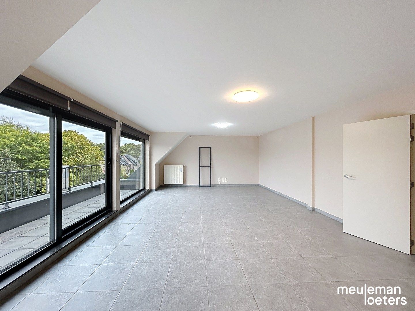 Zeer ruim appartement met terras foto 2