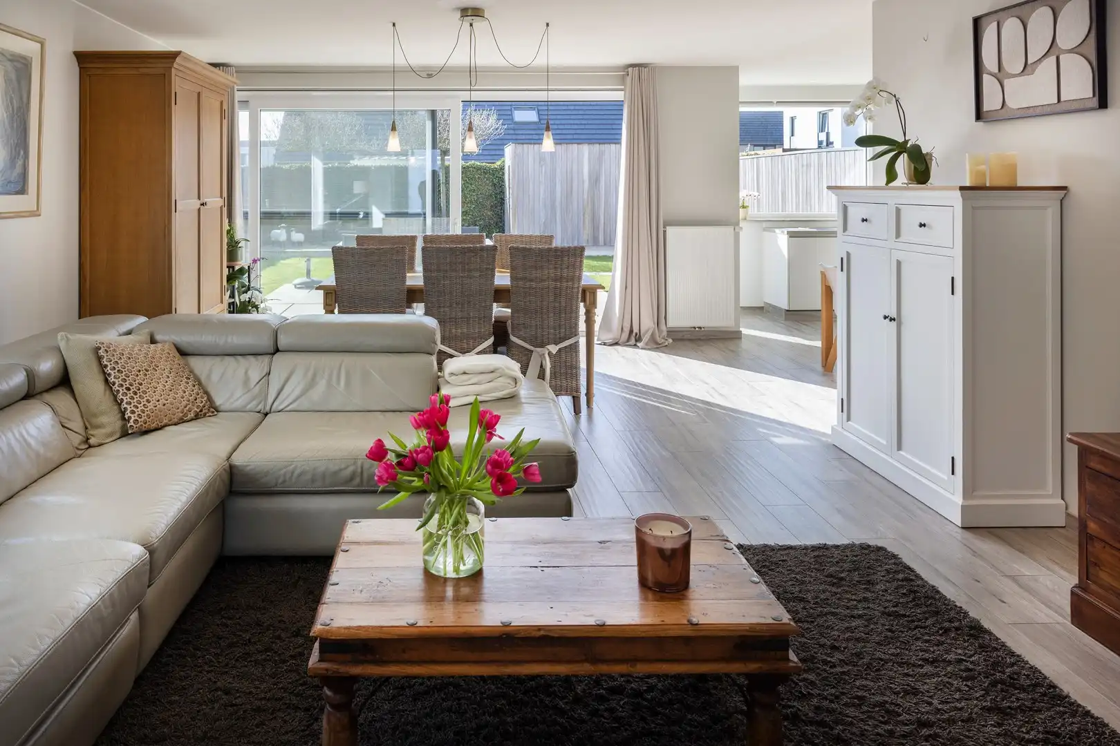 Jonge halfopenwoning met inpandige garage en aangename tuin. foto 2