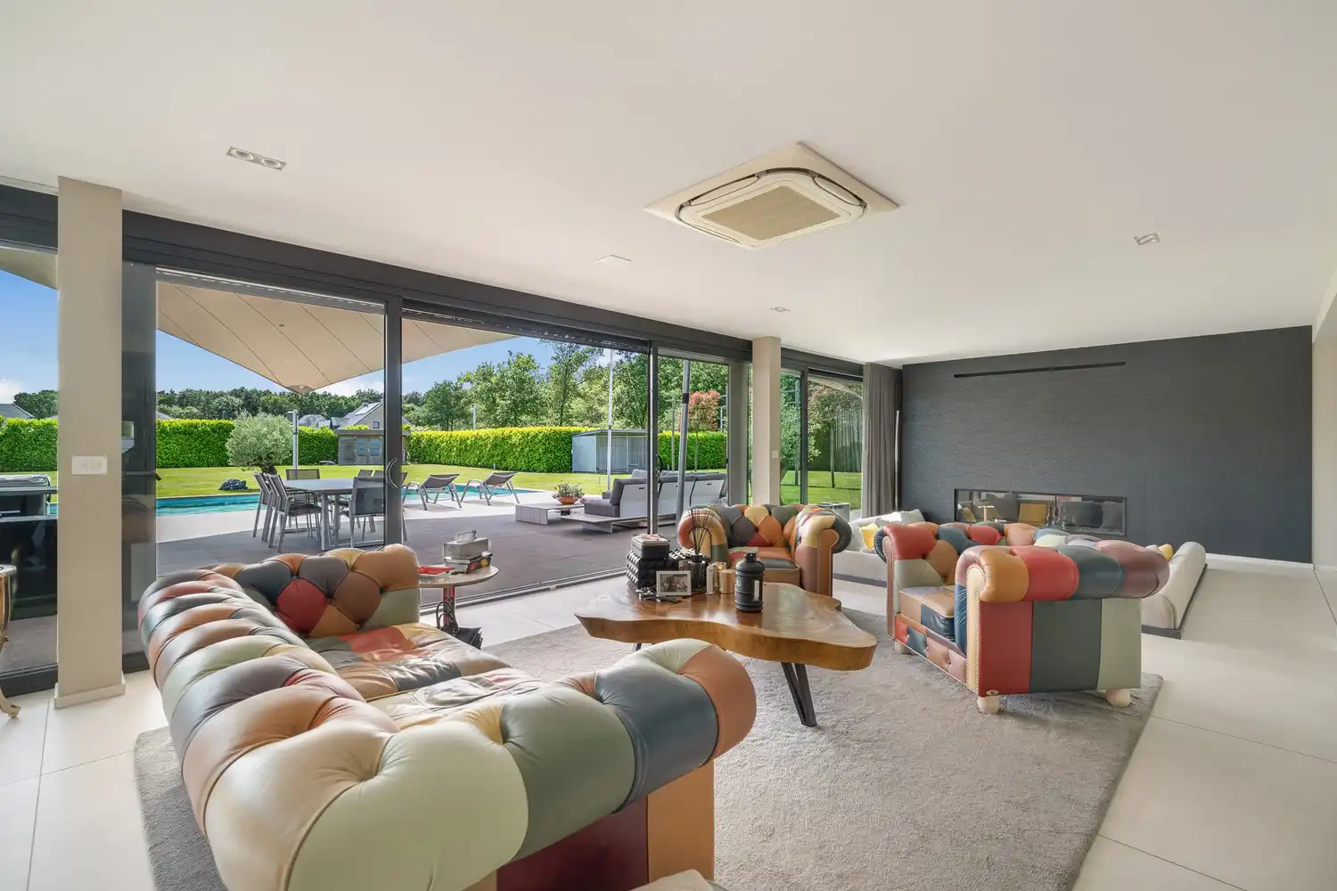 Exclusieve recente villa met verwarmd zwembad, vier garages en inclusief bouwgrond van 10a in een groene omgeving foto 7