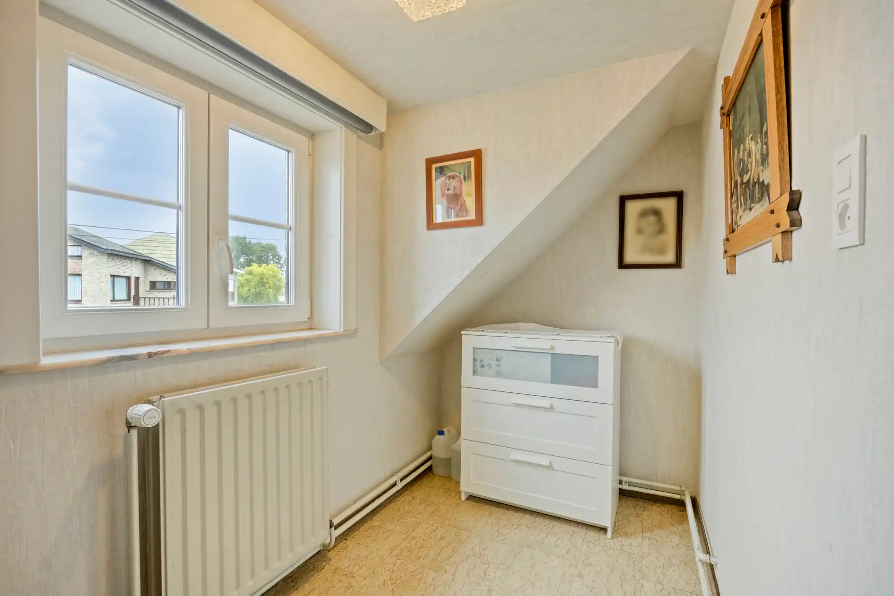 Karaktervolle woning met omheinde tuin en veel staanplaatsen foto 17