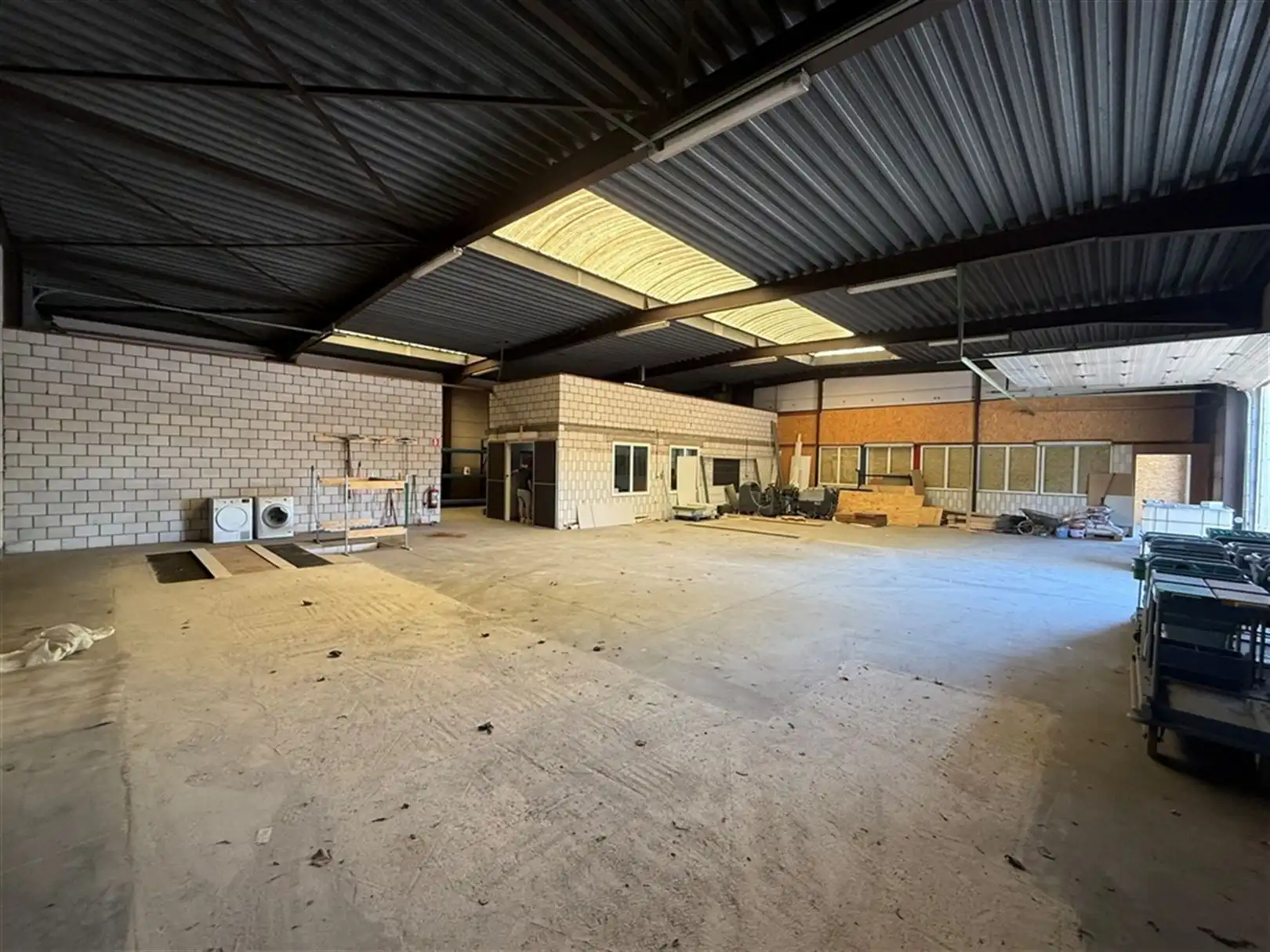 Hedendaags kantoorgebouw met magazijn foto 12