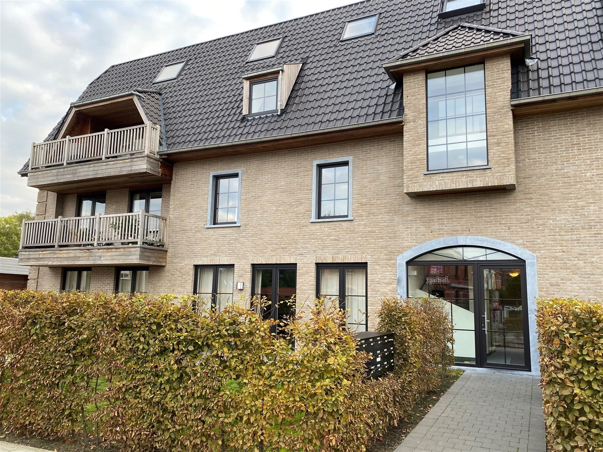 Mooi afgewerkt 2-slpk appartement te Kaprijke met 2 terrassen en ondergrondse staanplaats en berging foto {{pictureIndex}}