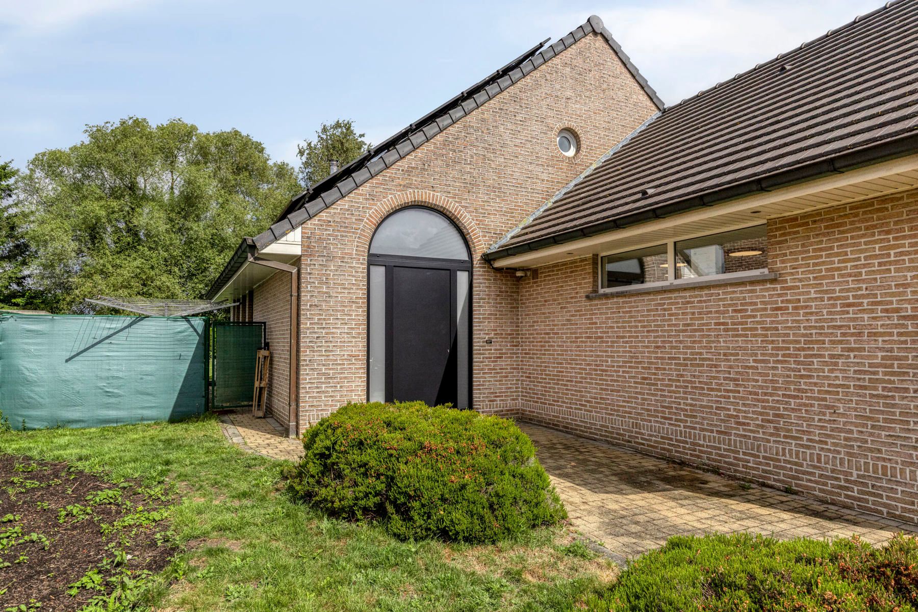 Open bebouwing met 3 slpkmrs, zonnepanelen en praktijkruimte foto 3