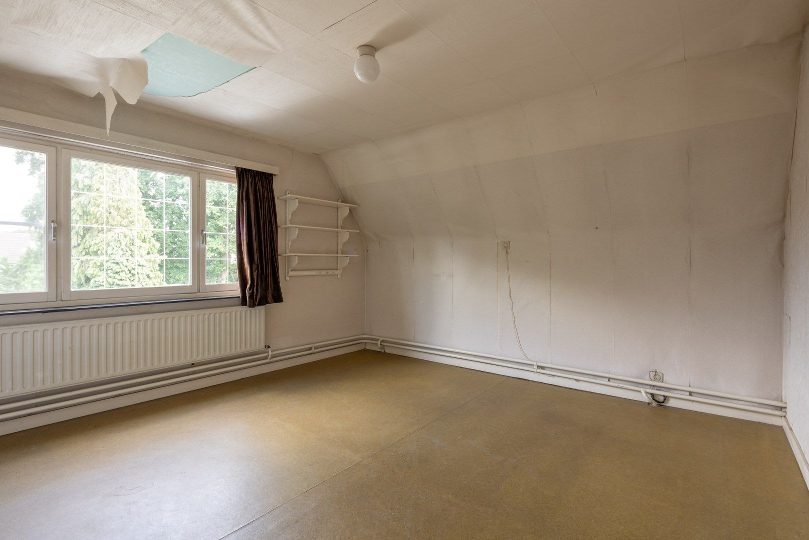 Deze ruime, te renoveren woning wordt verkocht. foto 25