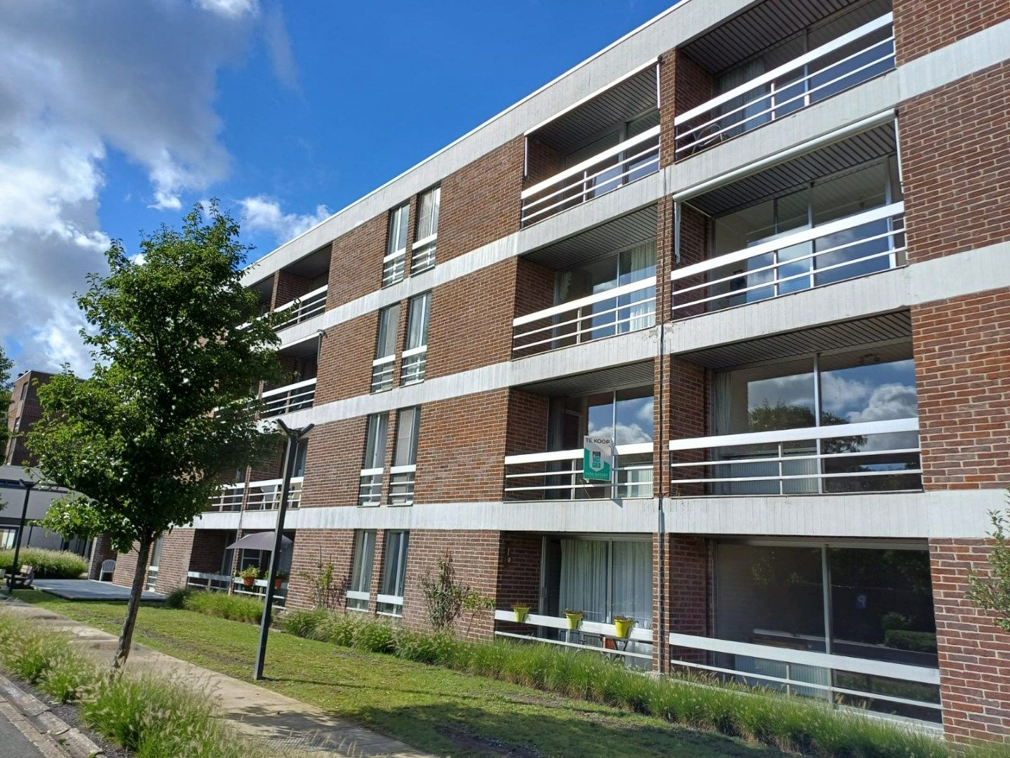 Verder te vernieuwen assistentiewoning met één slaapkamer en terras te Assebroek. foto 1