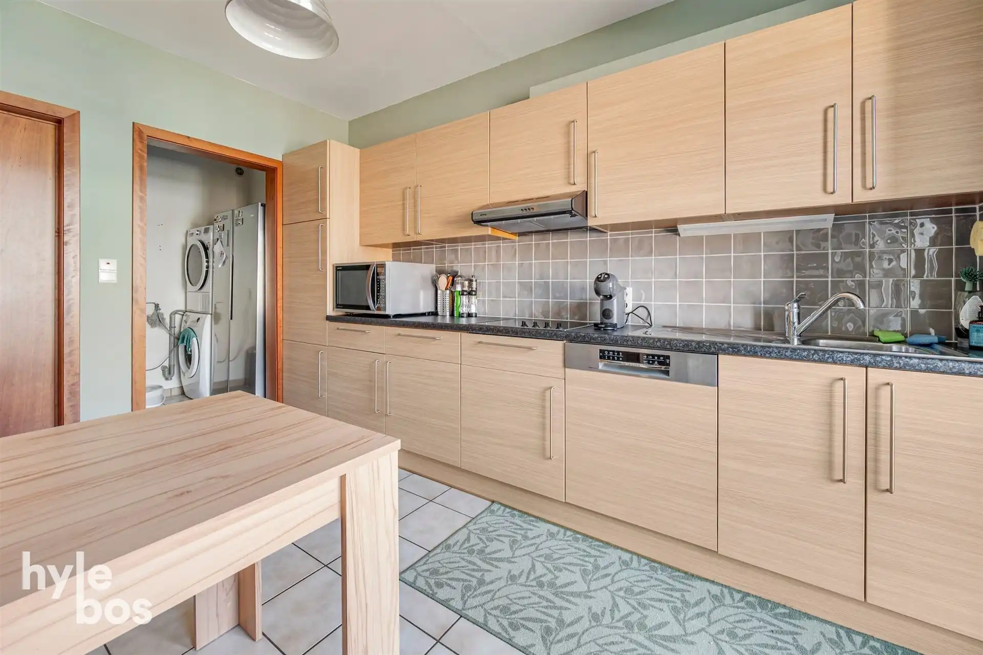 Ruim en centraal gelegen appartement met garage foto 9