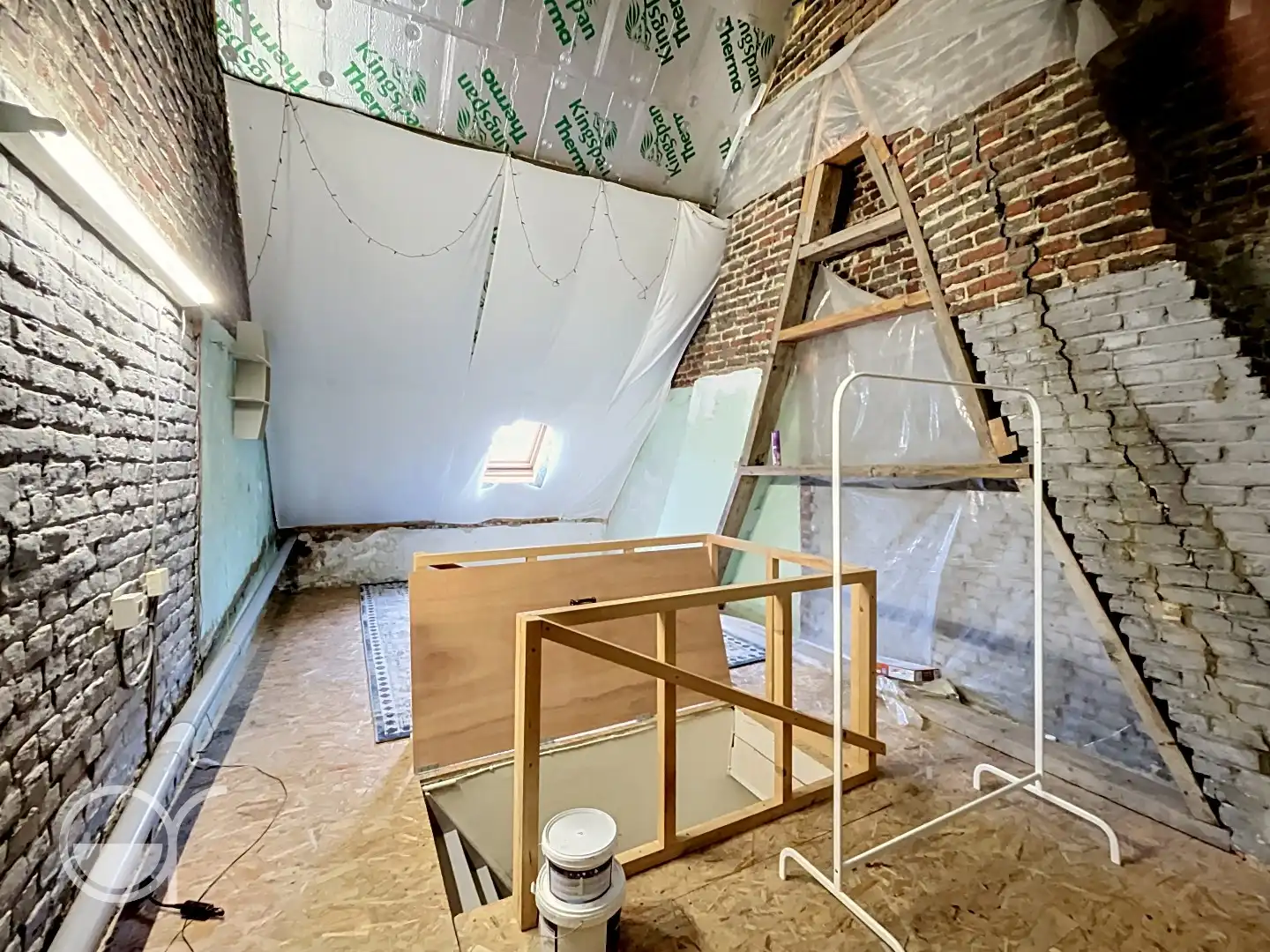 Centraal gelegen rijwoning met 2 slaapkamers, omgeving UZ foto 8