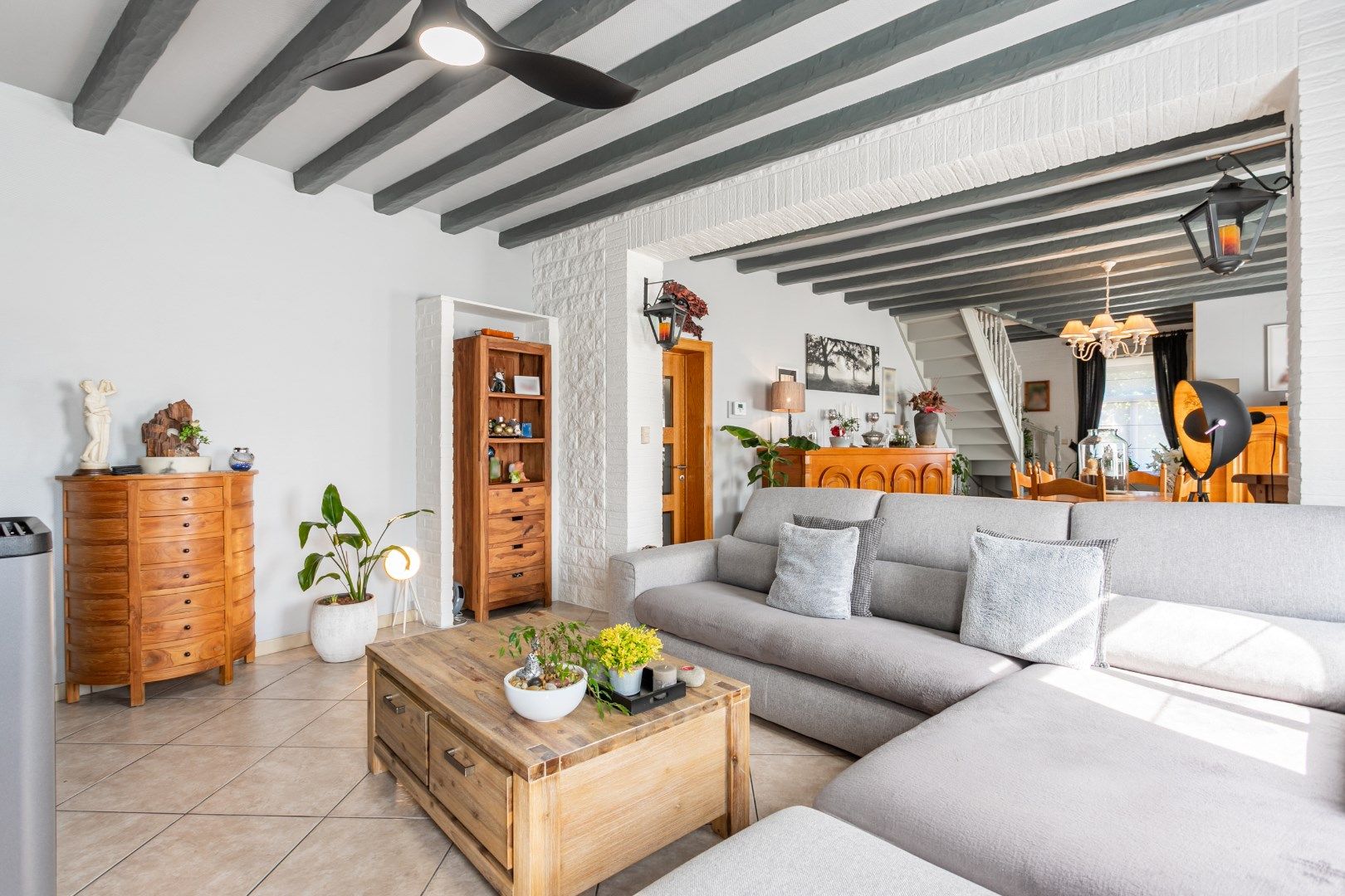 Ruime kangoeroewoning met 6 slpks, 2bdks, 2 garages en tuin te Oetingen foto 3