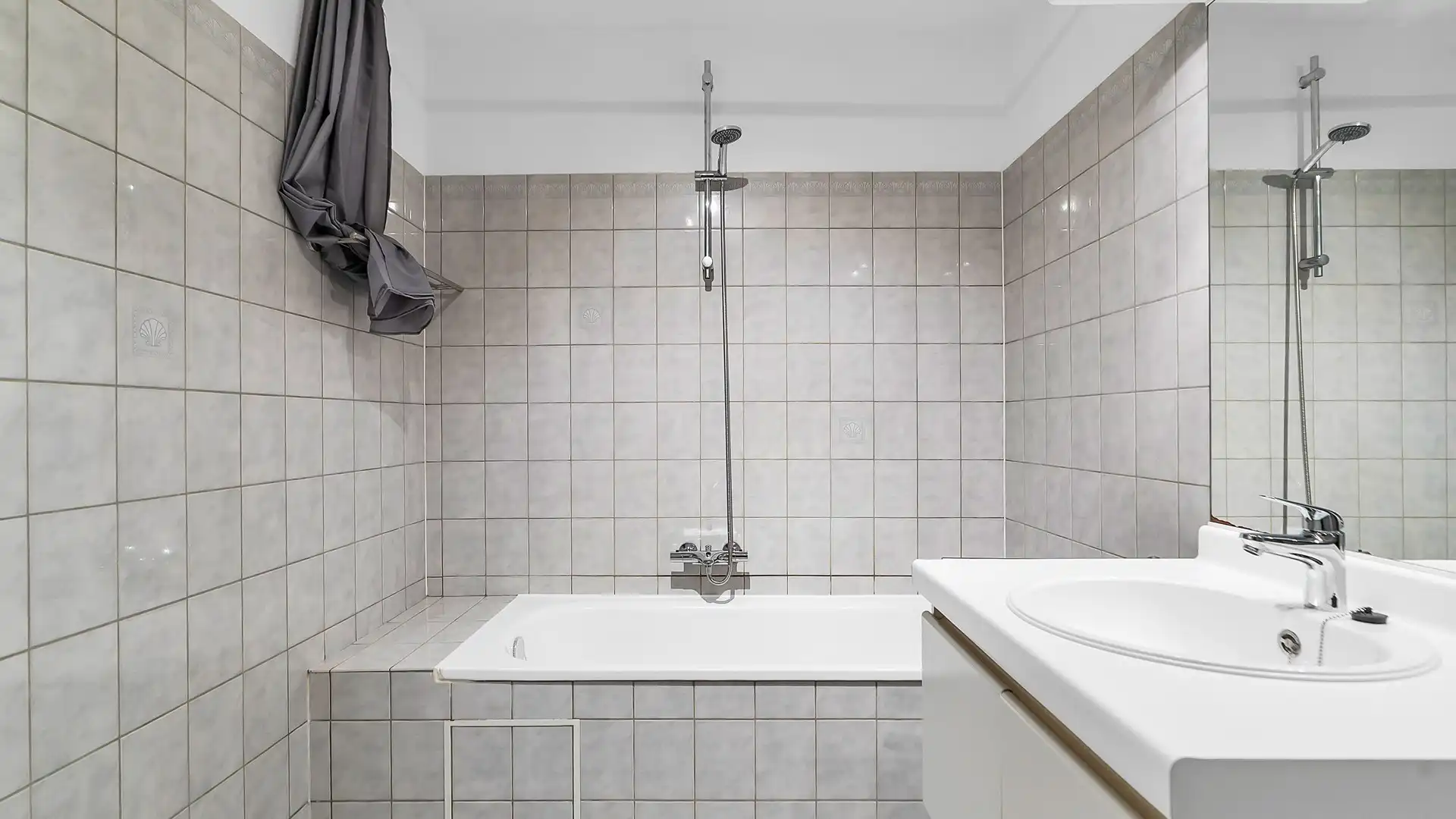 Instapklaar appartement met garage in Genk foto 8