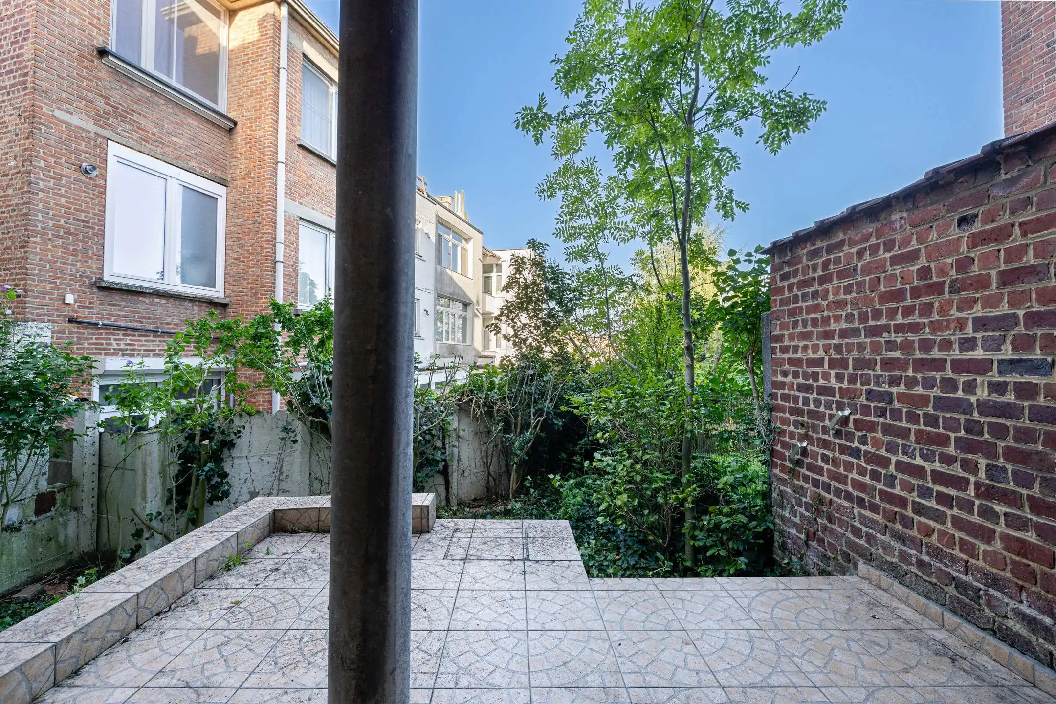 Huis met “mooie verdieping”: 2 slaapkamers + studeerkamer foto 24