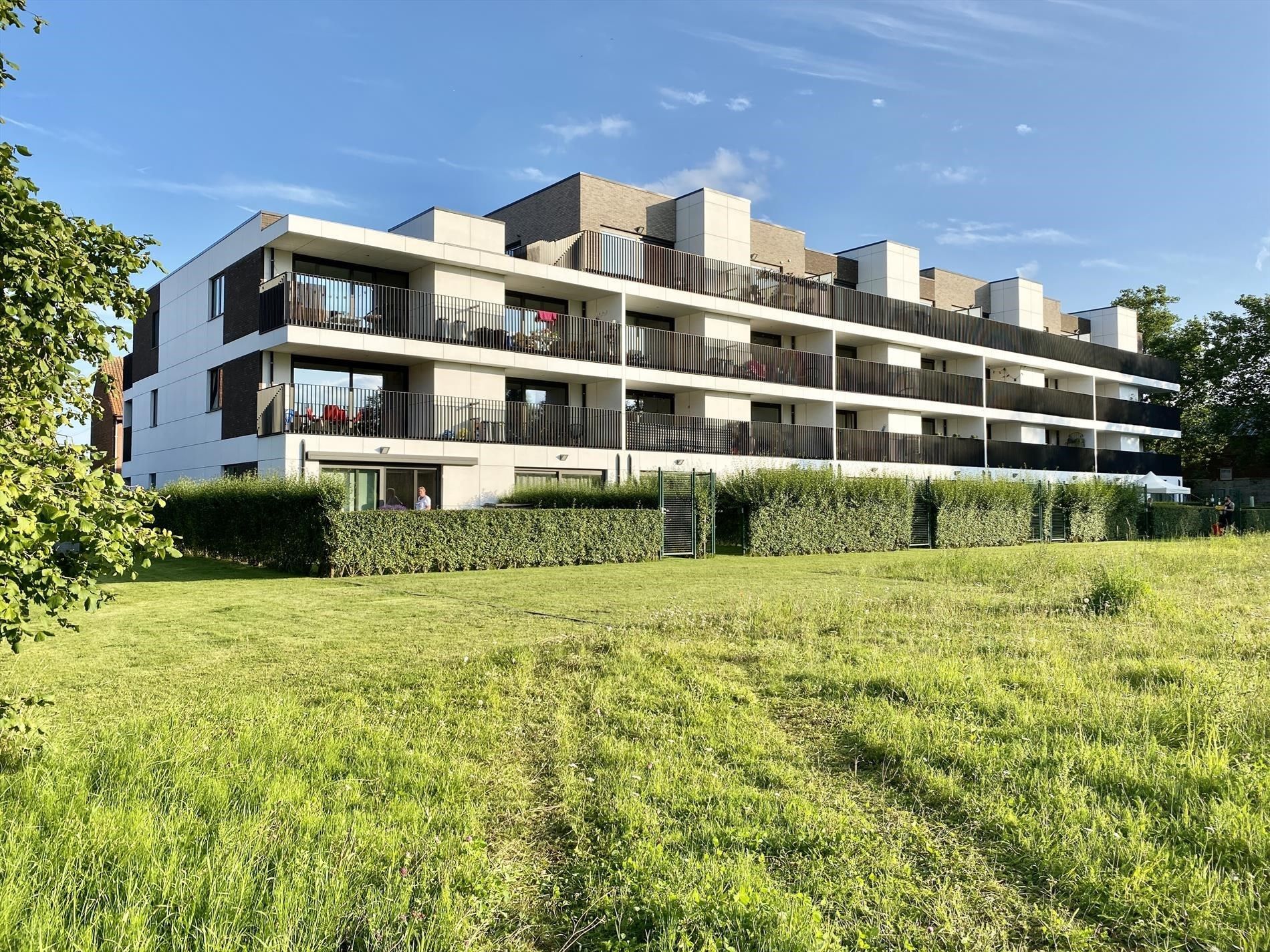 Tweeslaapkamer appartement met uitzonder terras en verzicht. foto {{pictureIndex}}